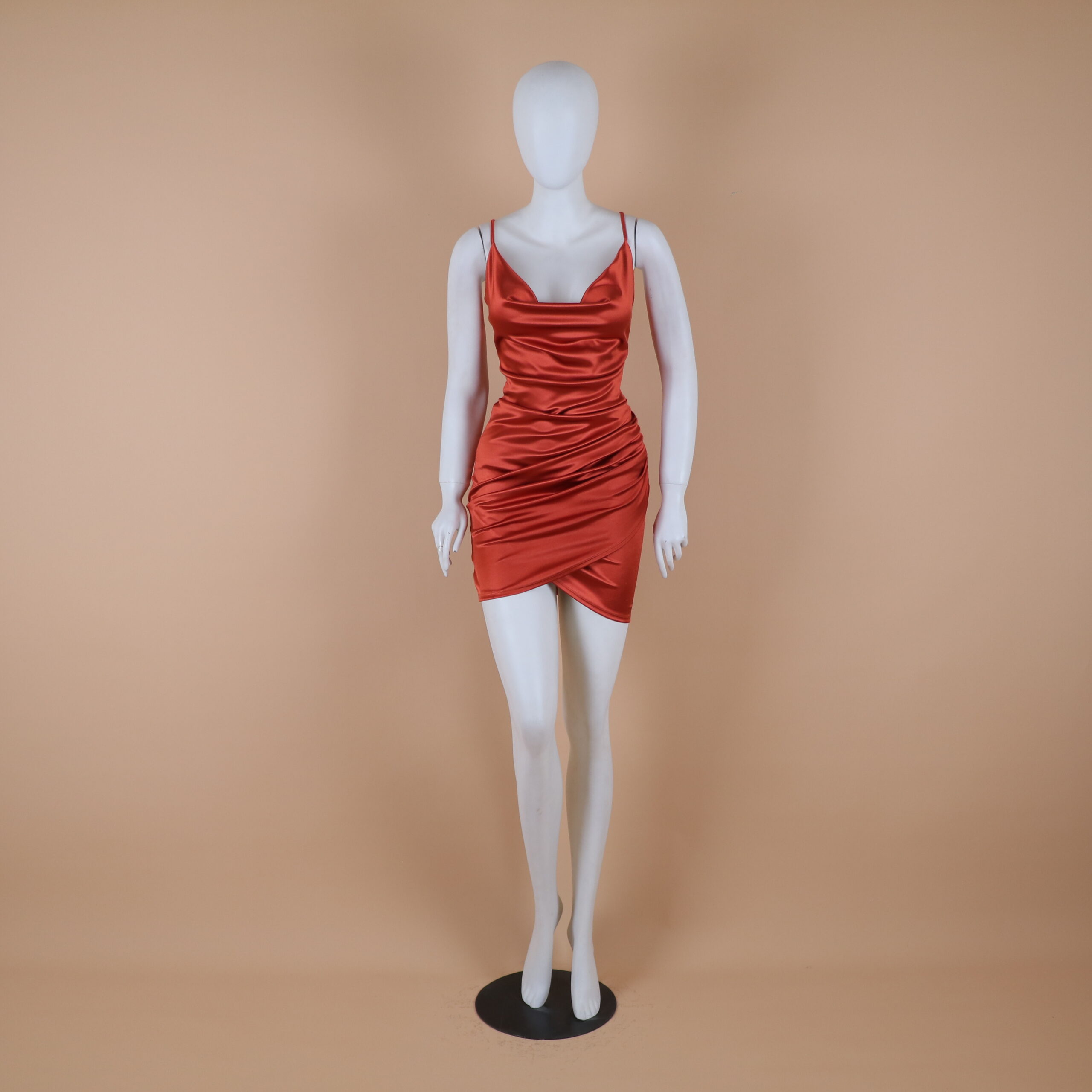 vestido tela saten corte tulipán color terracota - Lety