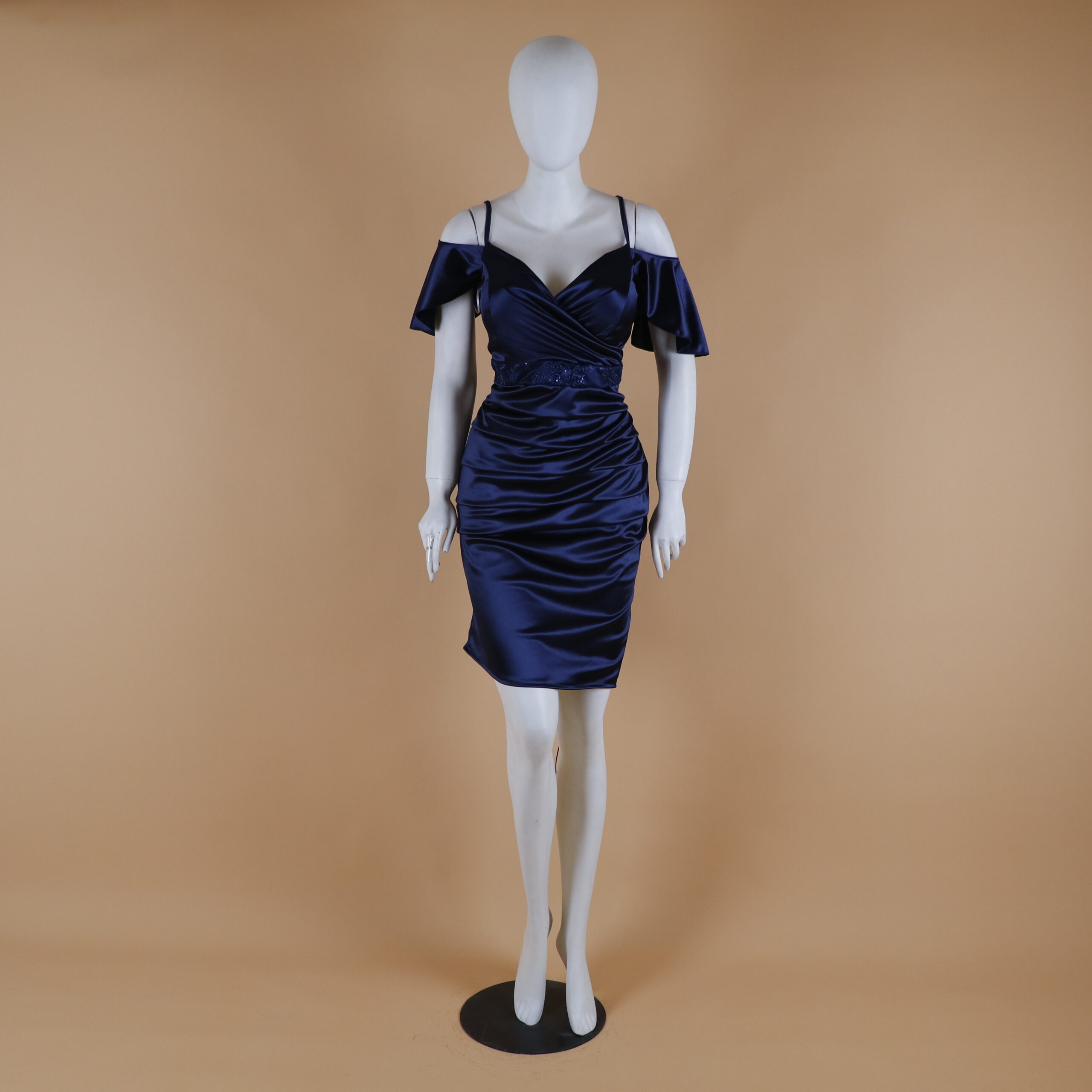 Vestido corto tela scuba escarchada mangas 3-4 color azul noche - Magaly Vestido corto tela scuba escarchada mangas 3-4 color azul noche - Magaly