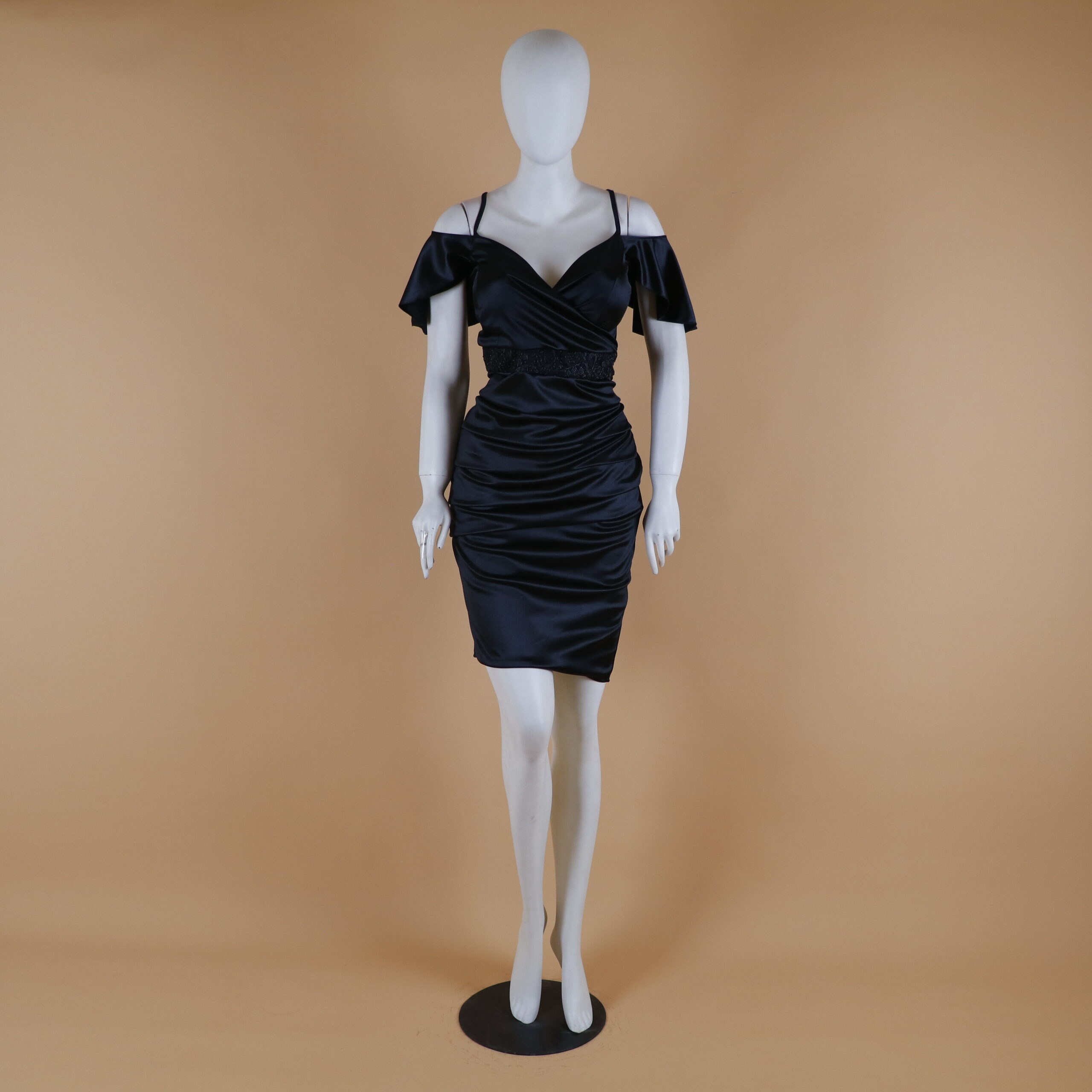 Vestido corto tela scuba escarchada mangas 3-4 color negro - Magaly Vestido corto tela scuba escarchada mangas 3-4 color negro - Magaly