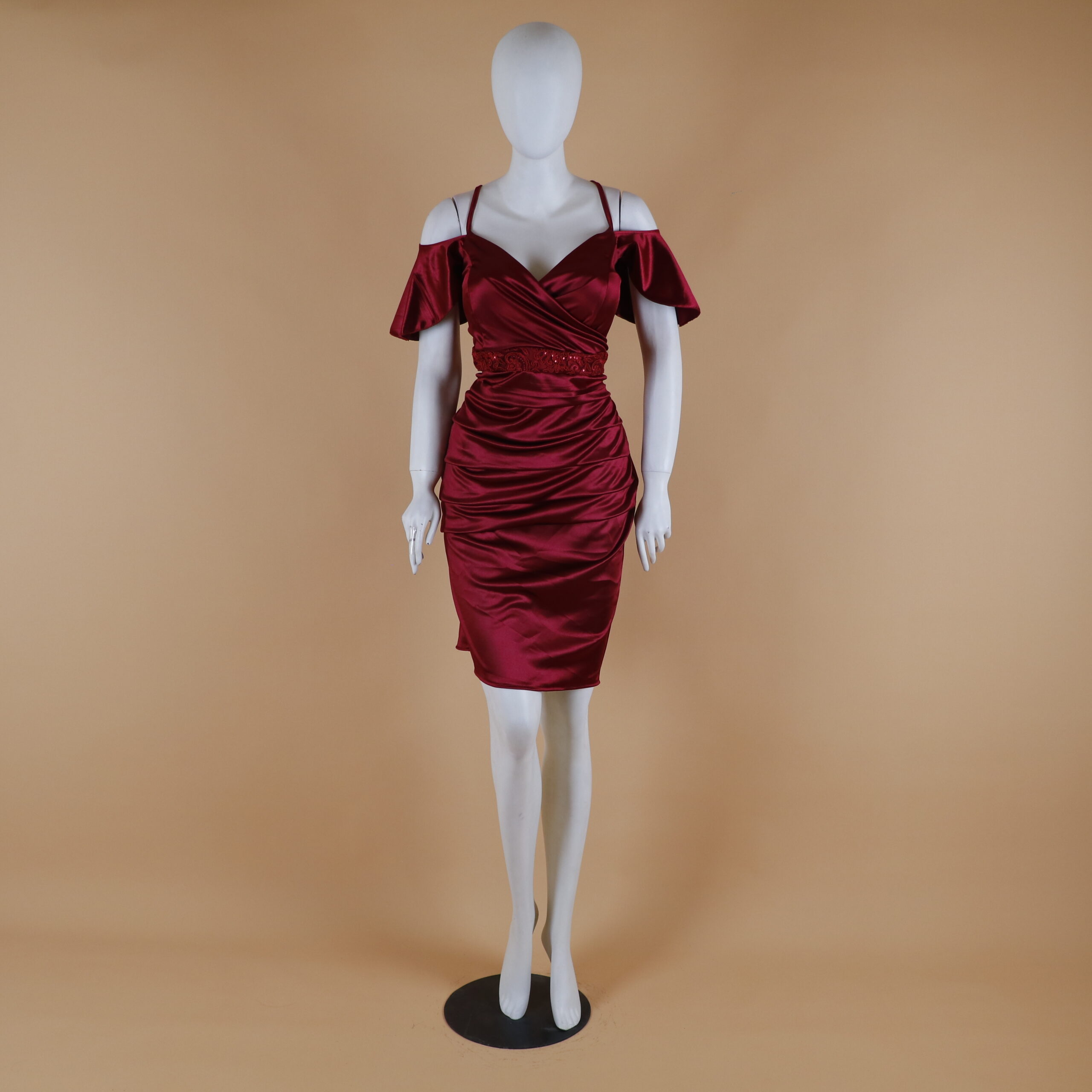 Vestido corto tela scuba escarchada mangas 3-4 color vino - Magaly Vestido corto tela scuba escarchada mangas 3-4 color vino - Magaly