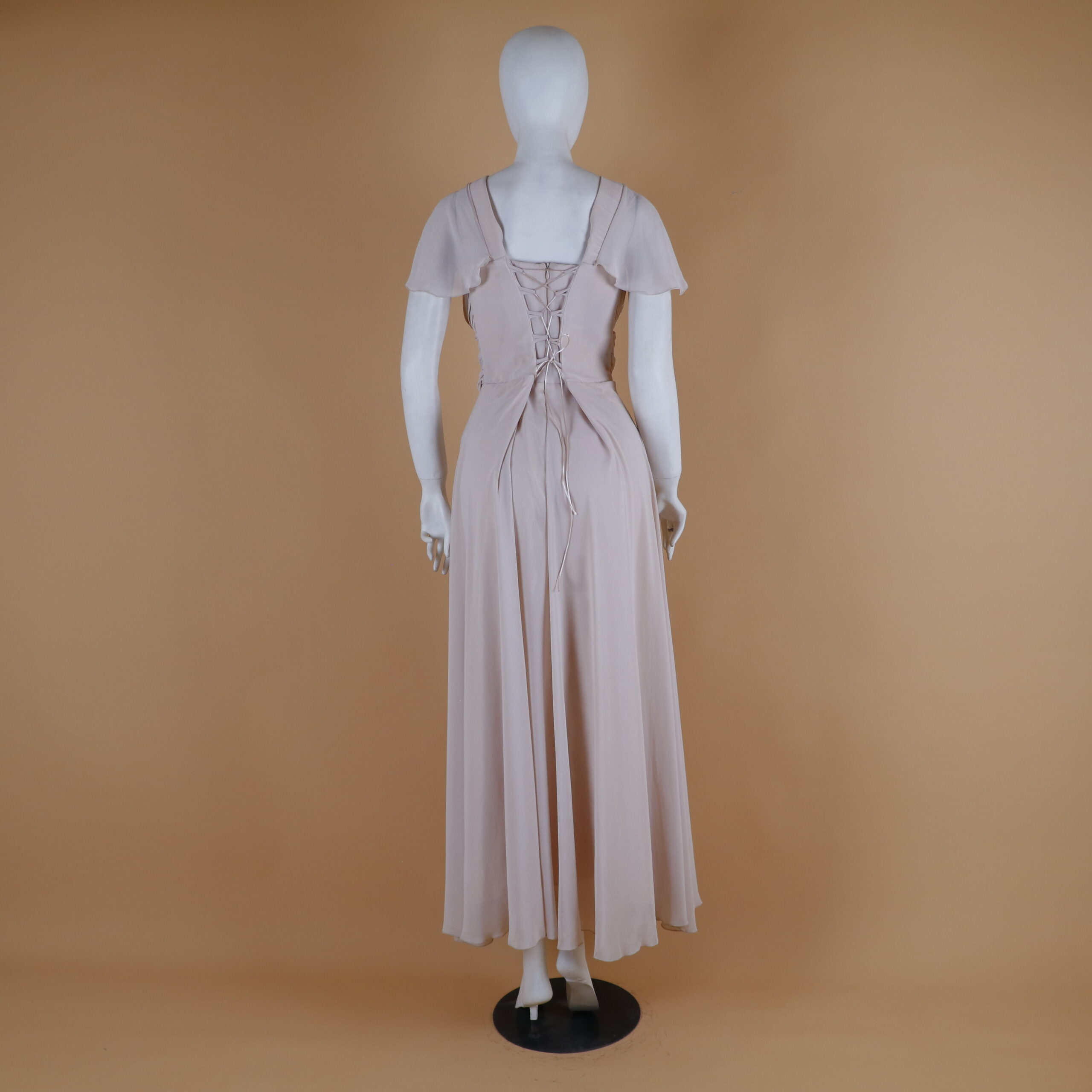 Vestido en tela gasa corte en v posterior con cierre color nude - Eines