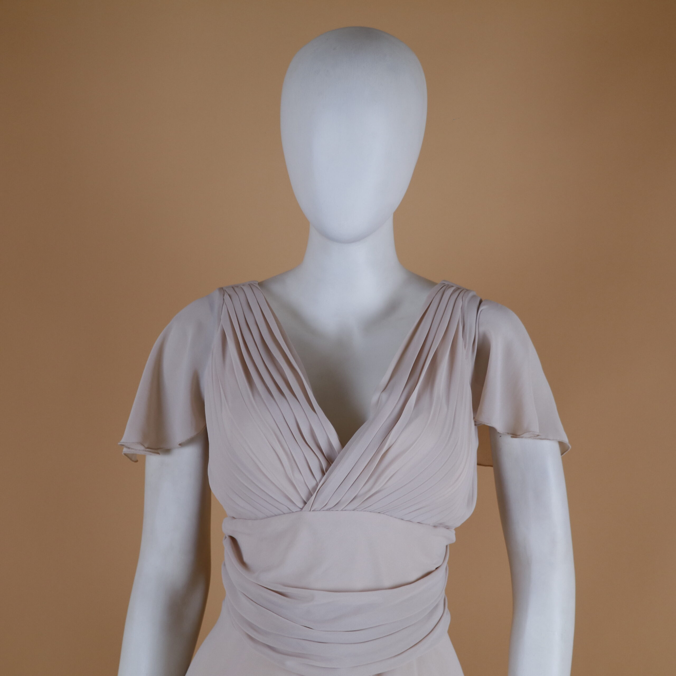 Vestido en tela gasa escote en v cruzado con pliegues color nude - Eines