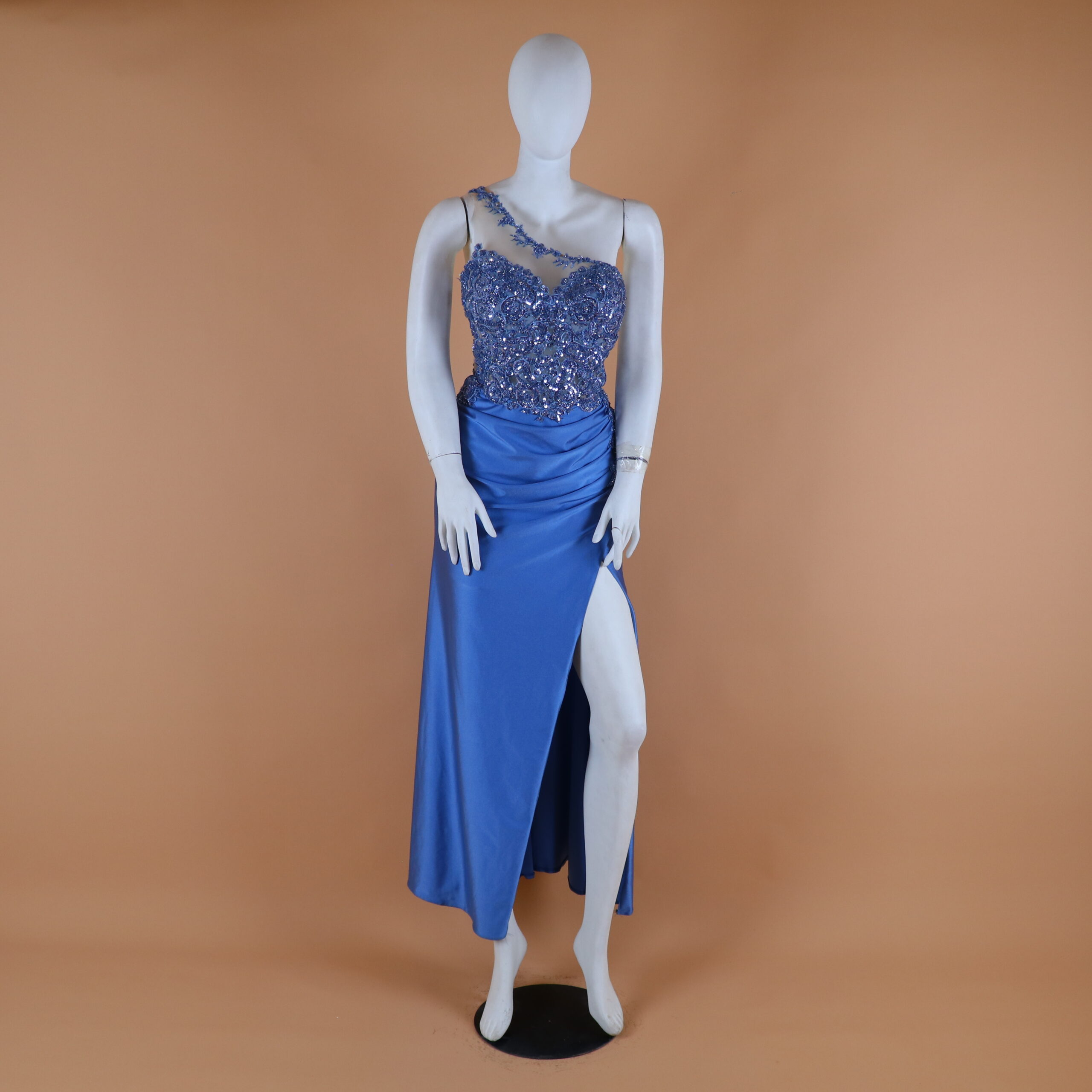 Vestido largo con aplicaciones de pedreria color azul acero - Cristina