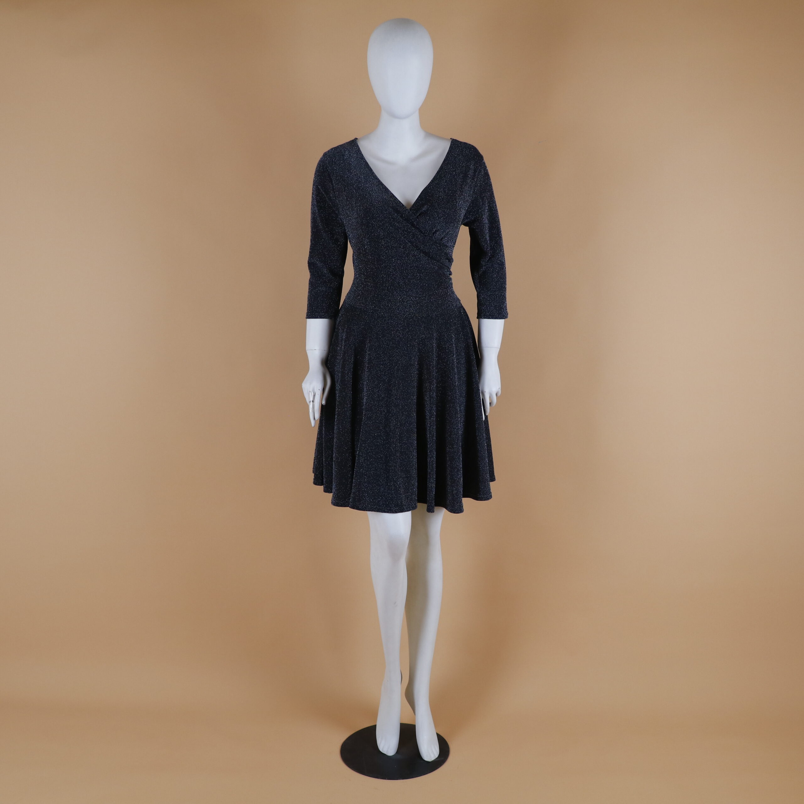 Vestido tela lame escote v cruzado corte a color plateado - Nicolle Vestido tela lame escote v cruzado corte a color plateado - Nicolle