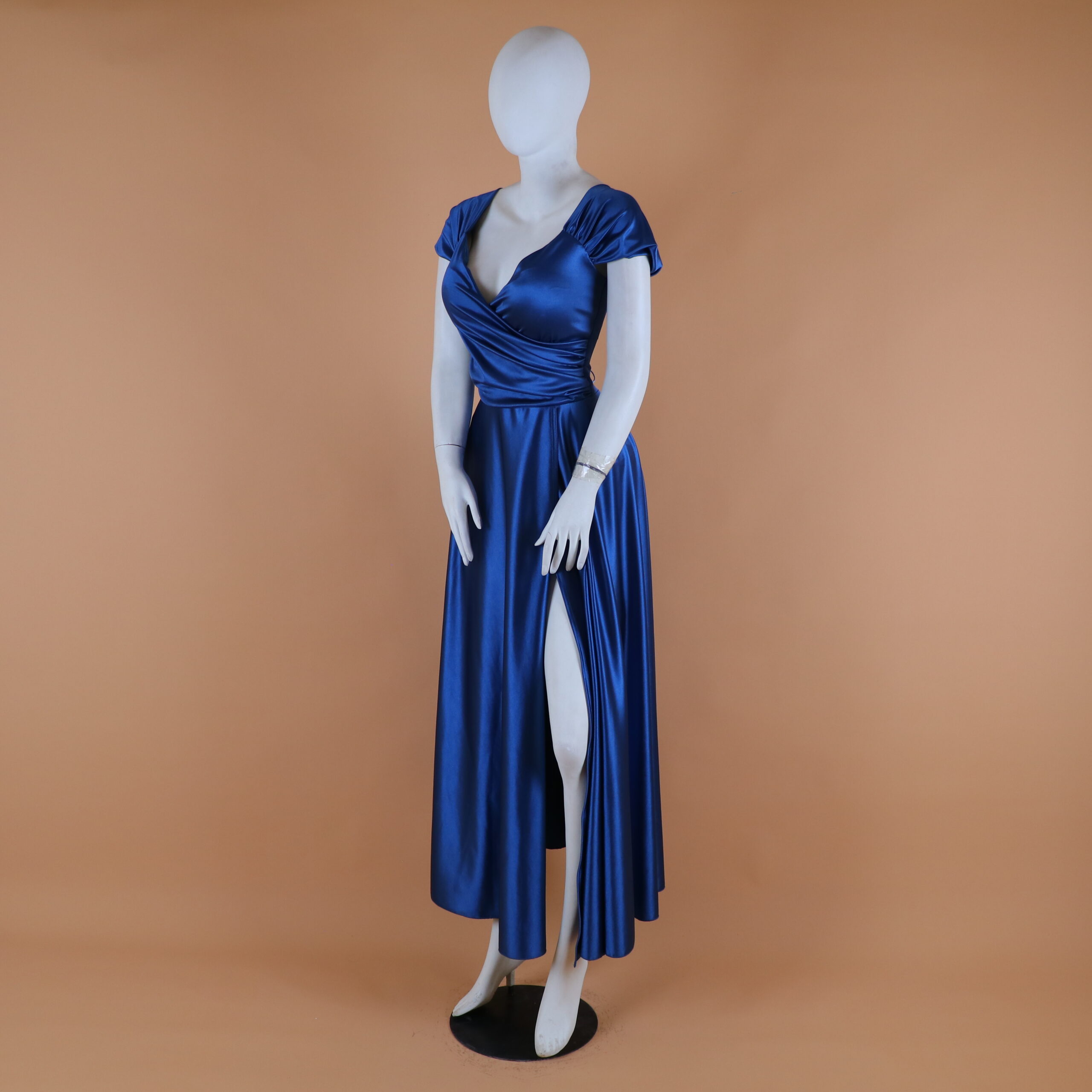 Vestido tela saten abertura desde la cintura color azul acero - Catalina