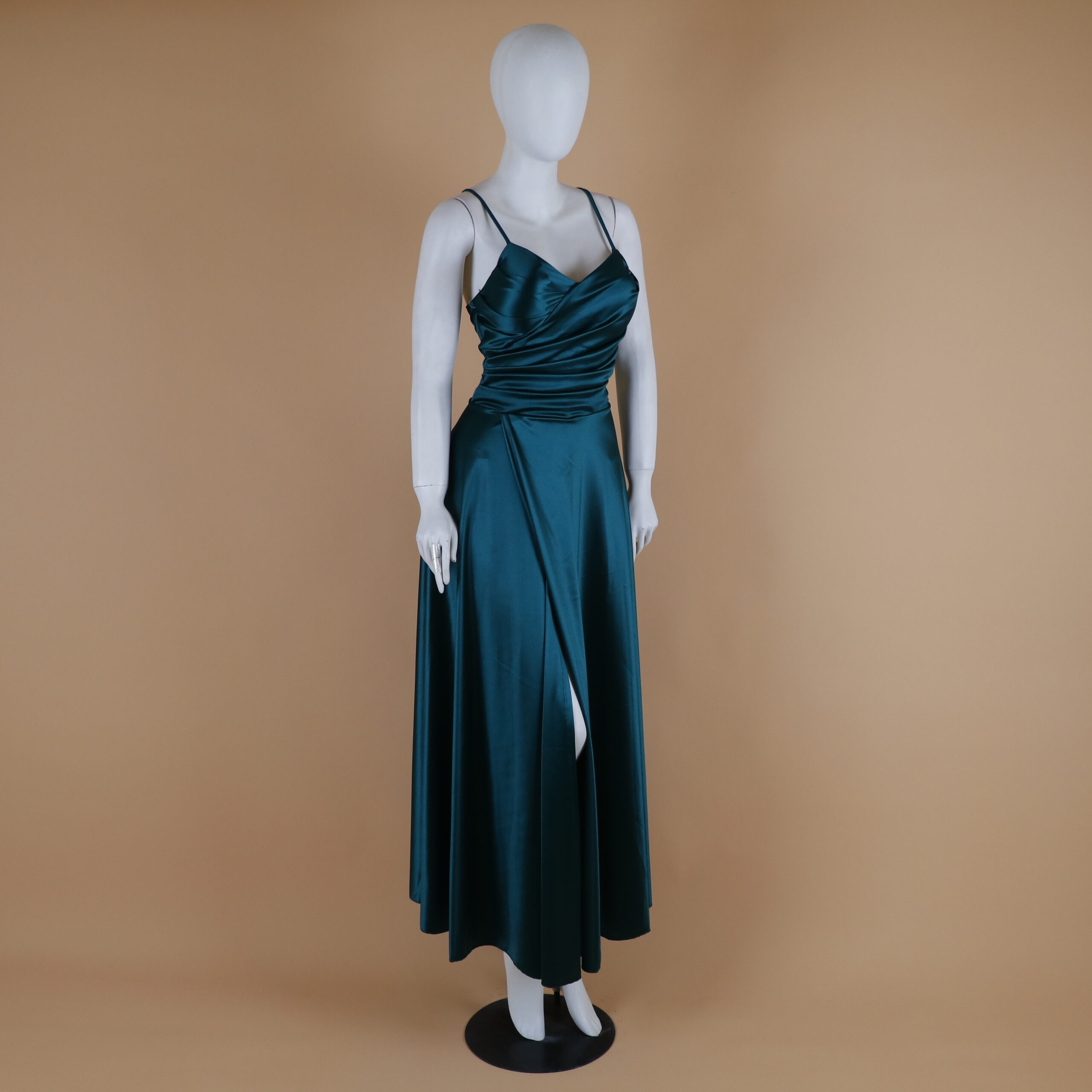 Vestido tela saten con abertura desde la cintura color verde botella - Itzel