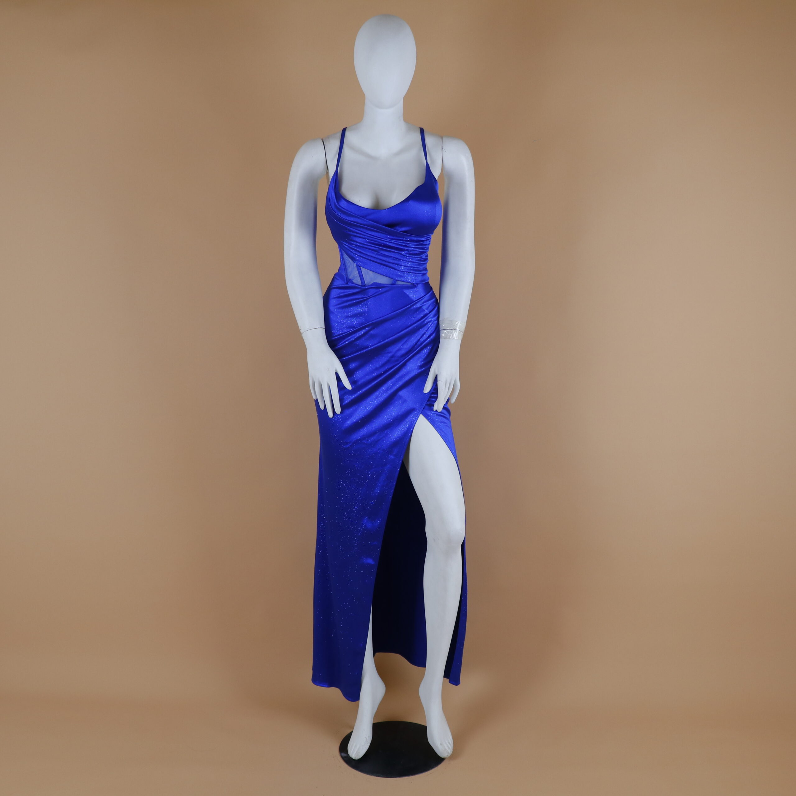 Vestido tela saten escarchada drapeado en el pecho color azul eléctrico - Susan