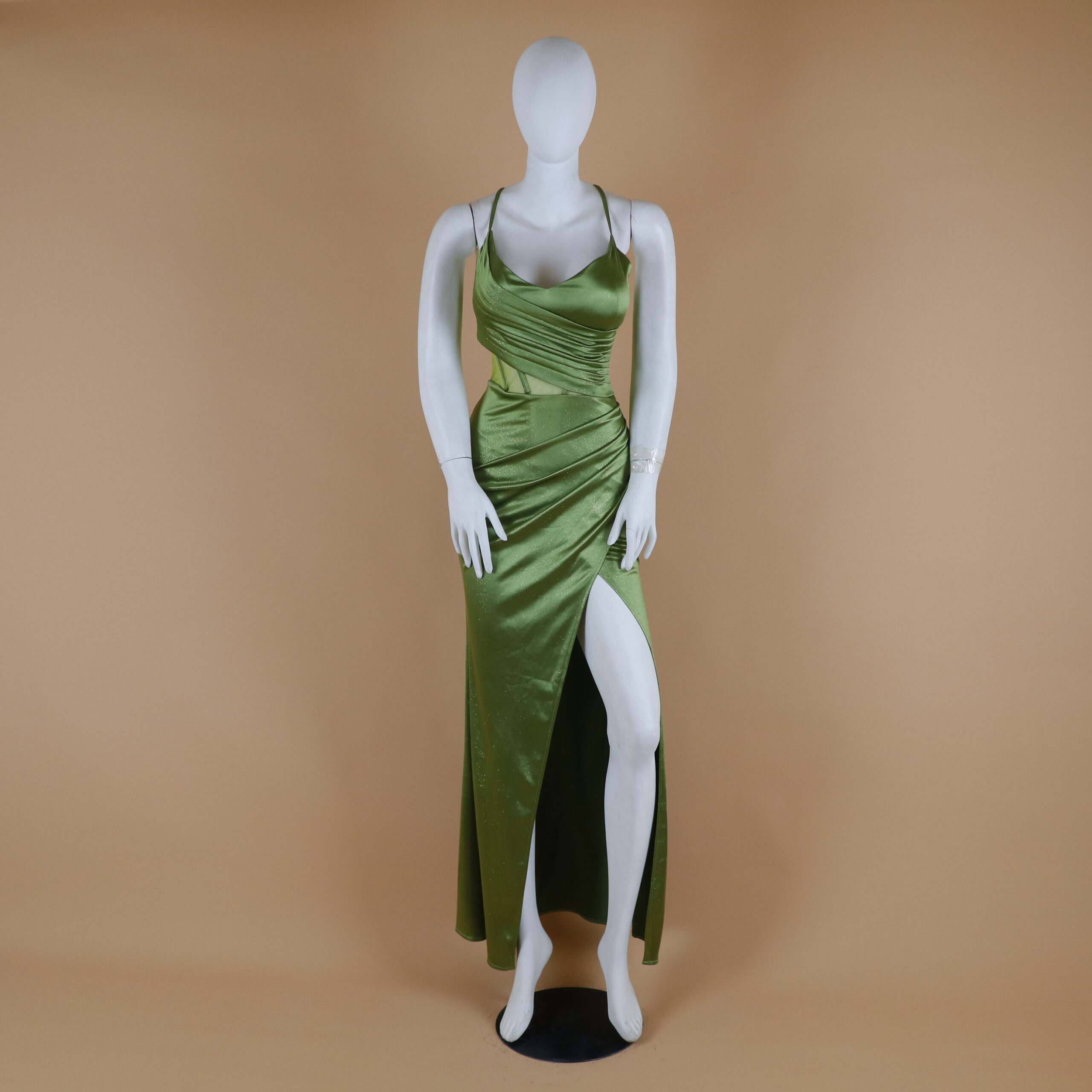 Vestido tela saten escarchada drapeado en el pecho color verde olivo - Susan