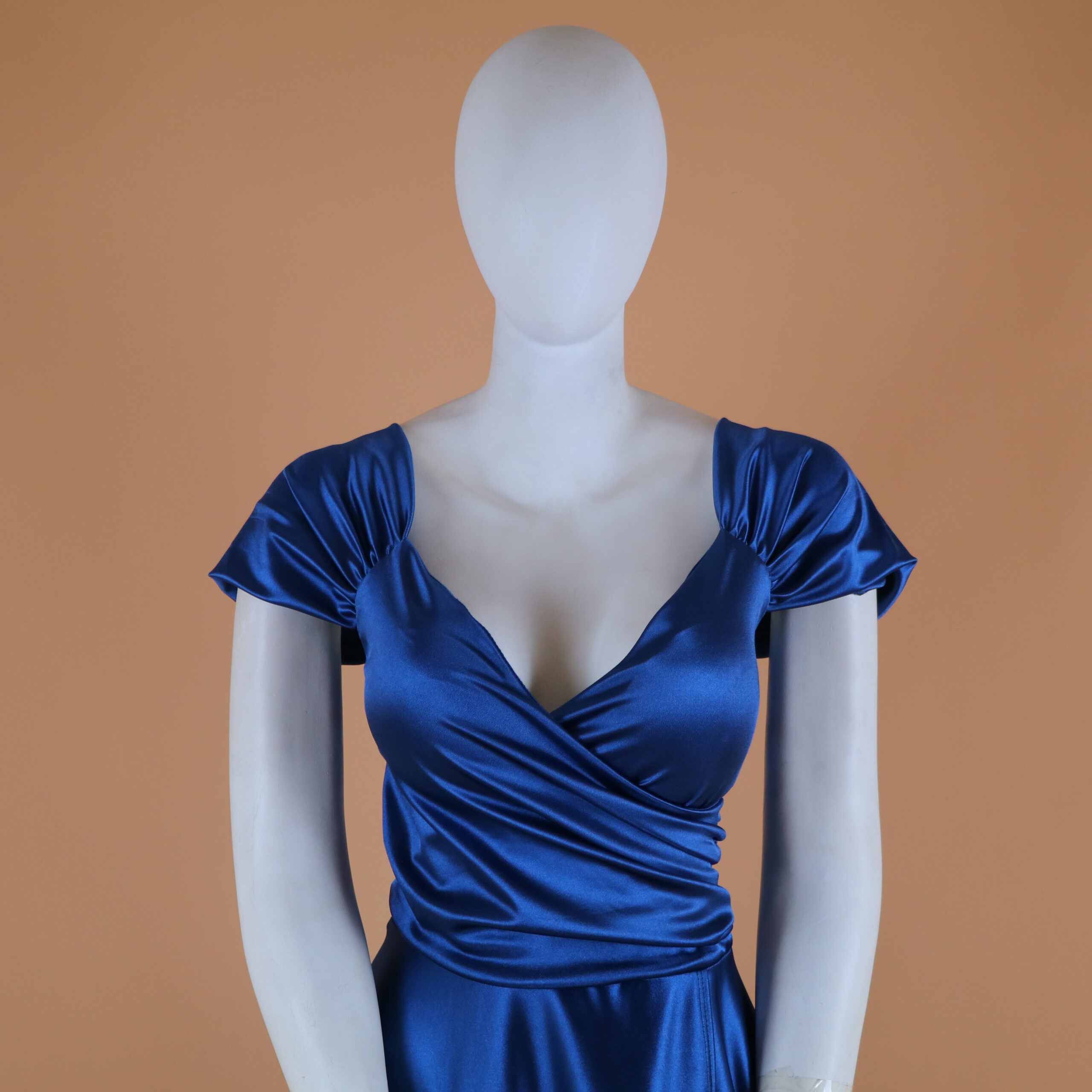 Vestido tela saten escote en v color azul acero - Catalina