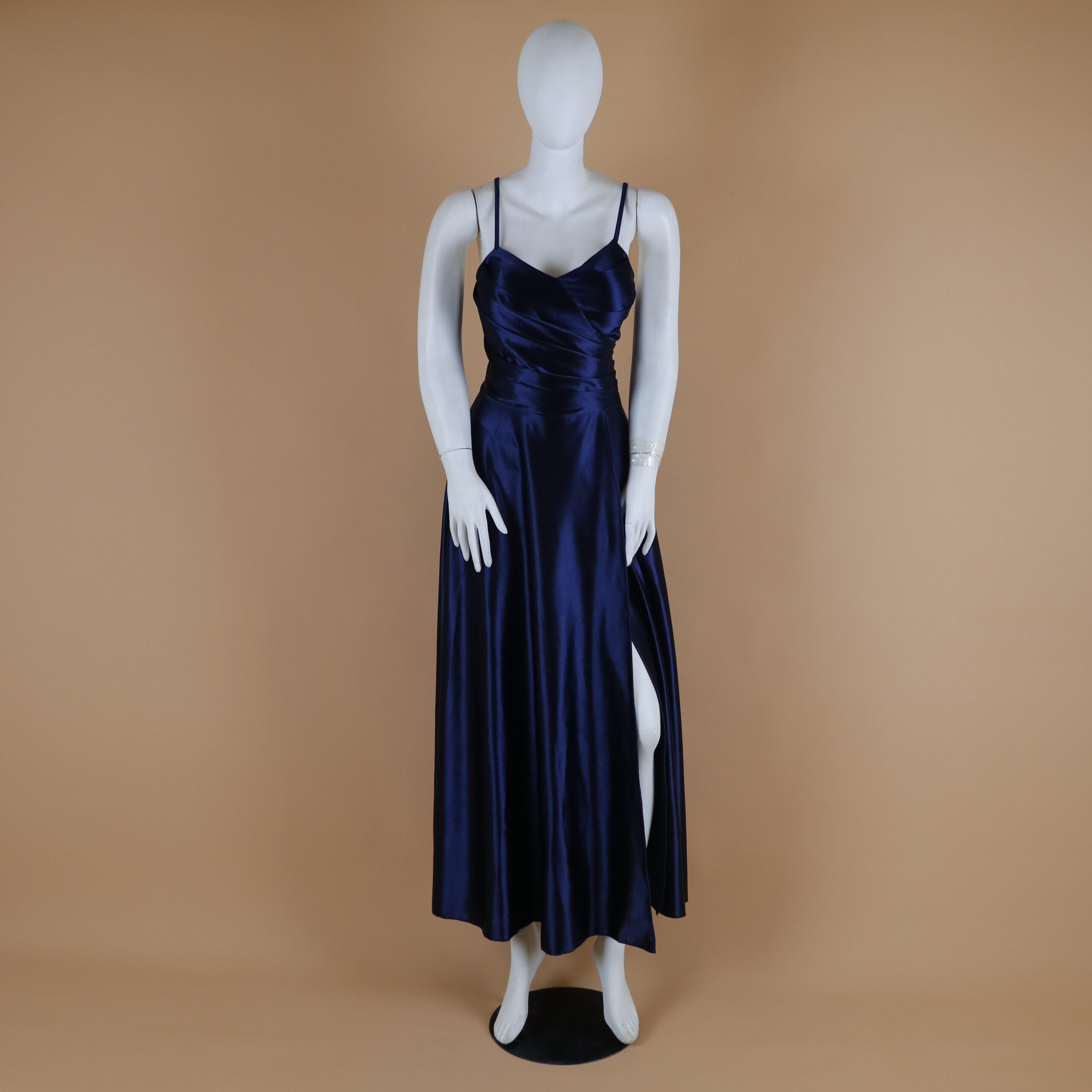 Vestido tela saten manga acero con spaghetti straps color azul nochhe - Itzel