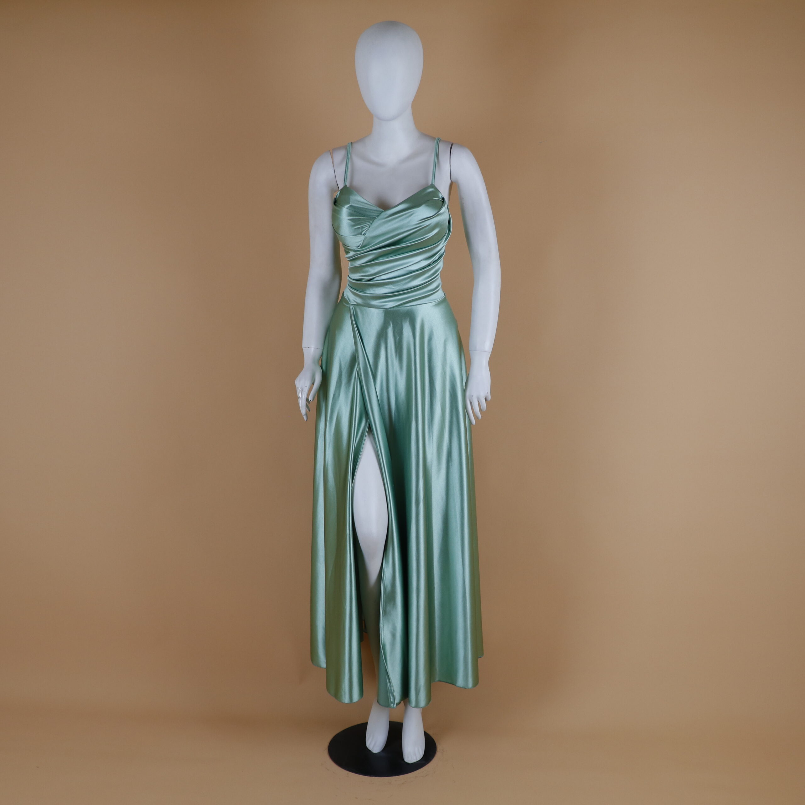 Vestido tela saten manga acero con spaghetti straps color verde olivo - Itzel