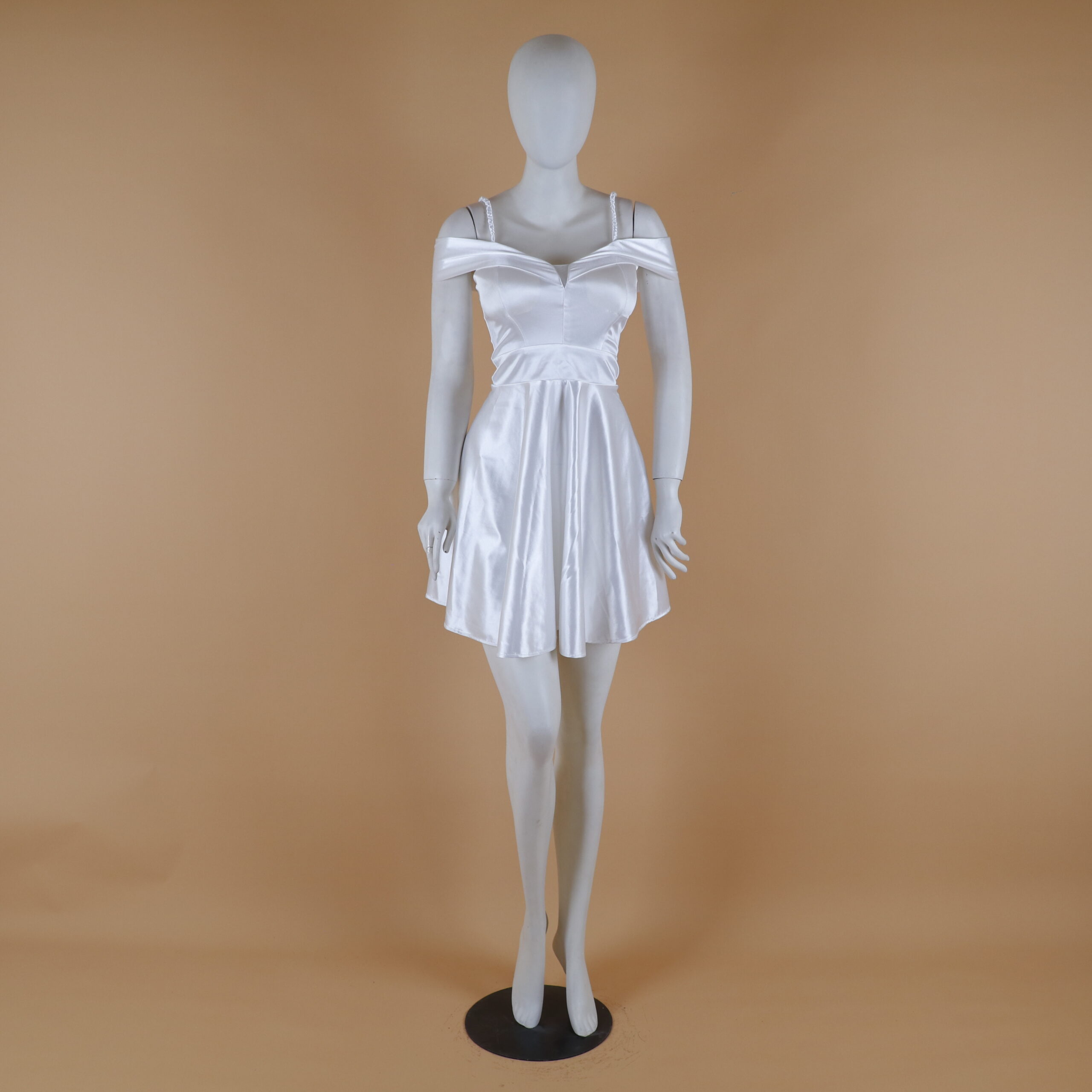 Vestido tela satinada corte en línea A color blanco - Carely