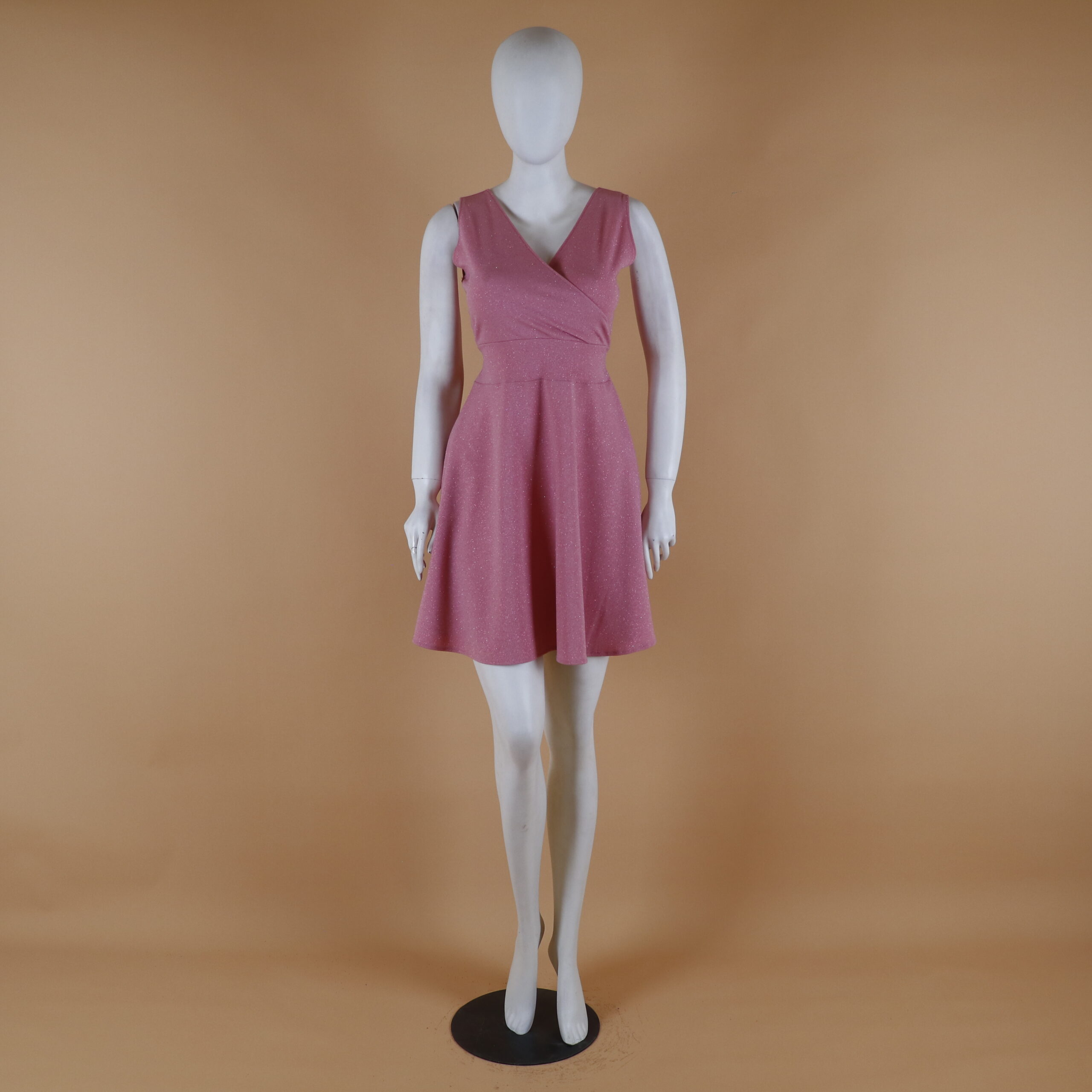 vestido corto en tela scuba escarchada color palo rosa - Carolay