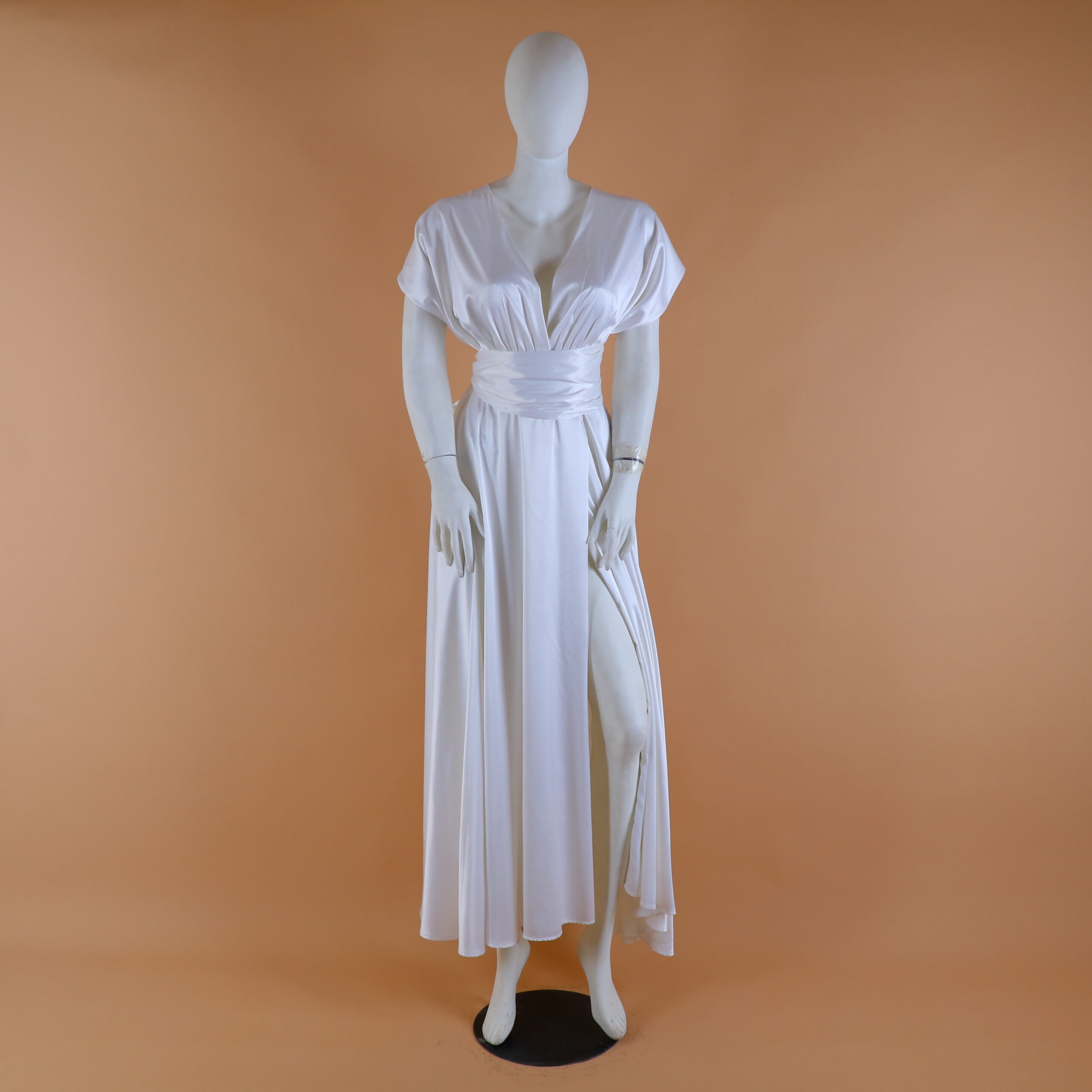 vestido novias en tela seda caida acampanada color blanco - Jarumi Novias