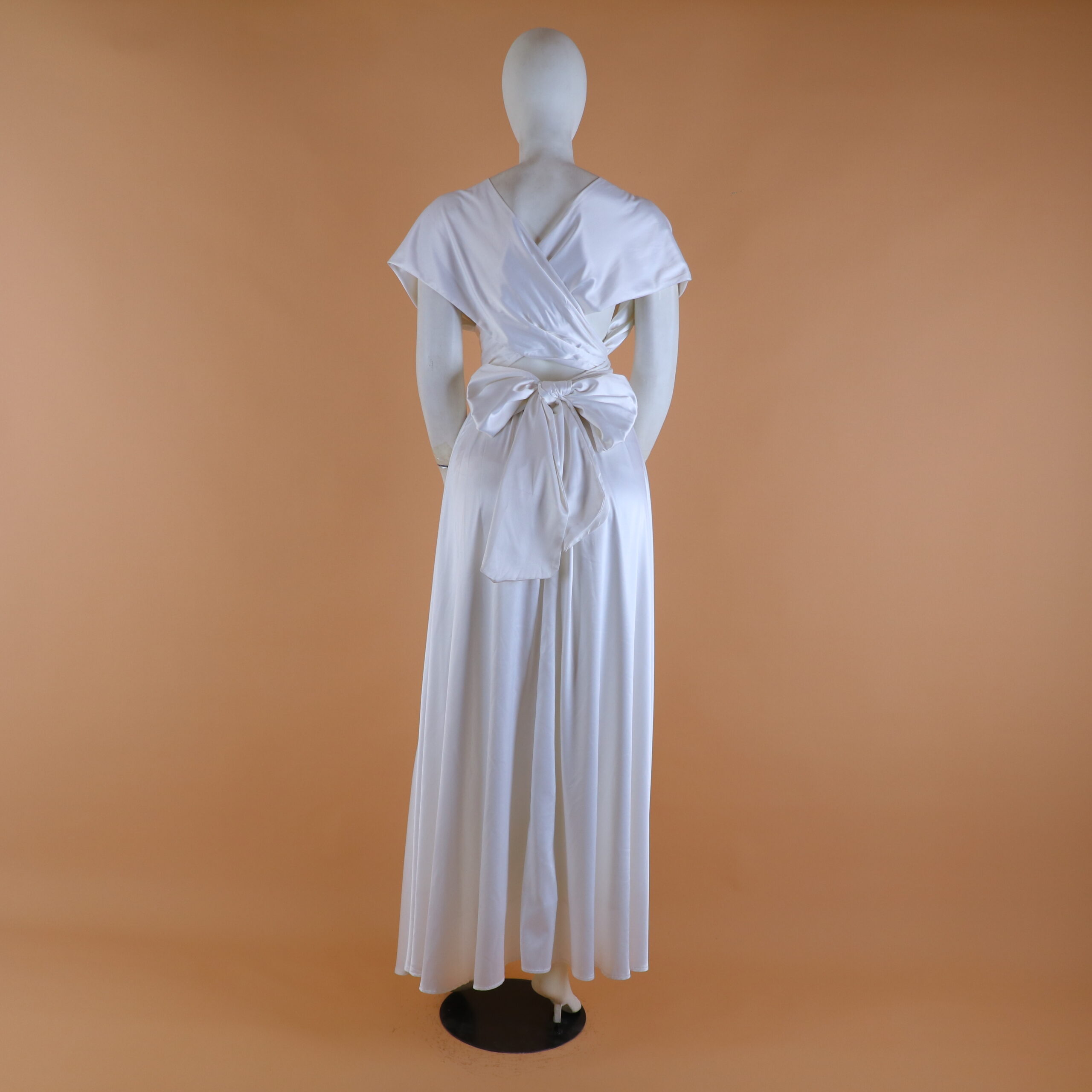 vestido novias en tela seda con cierre posterior color blanco - Jarumi Novias