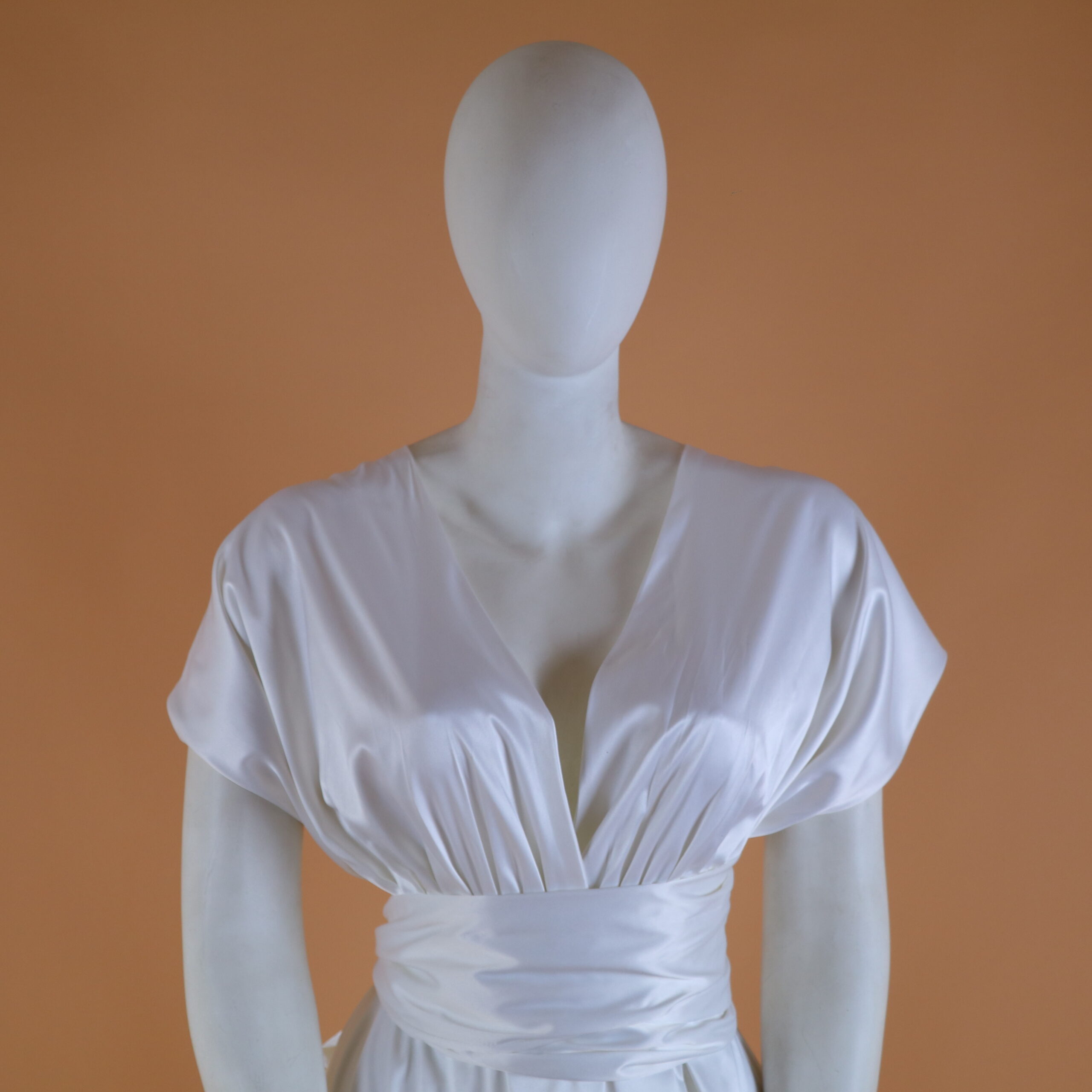 vestido novias en tela seda escote en v color blanco - Jarumi Novias