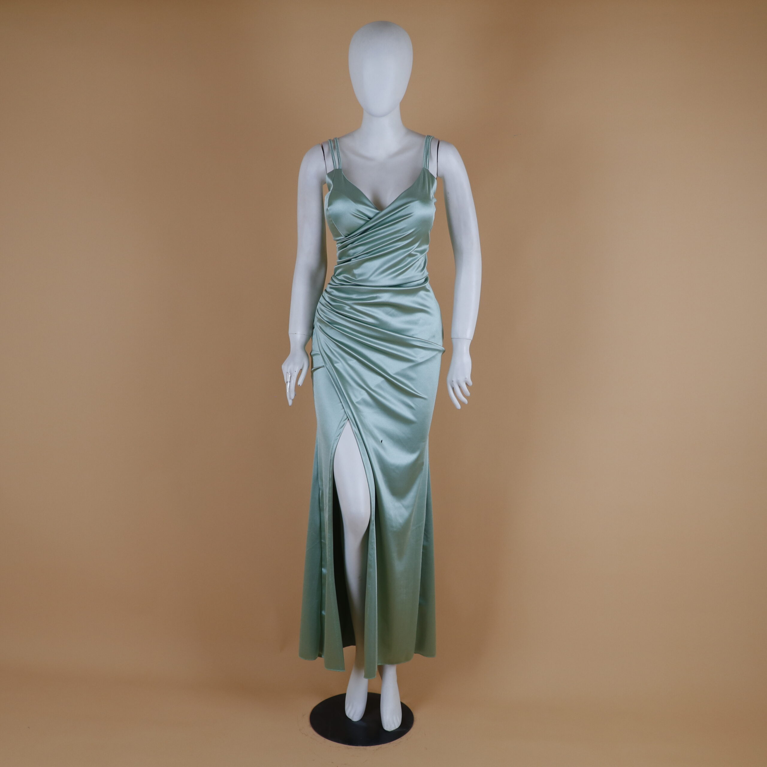 vestido tela saten cintura drapeada color verde olivo - America vestido tela saten cintura drapeada color verde olivo - America