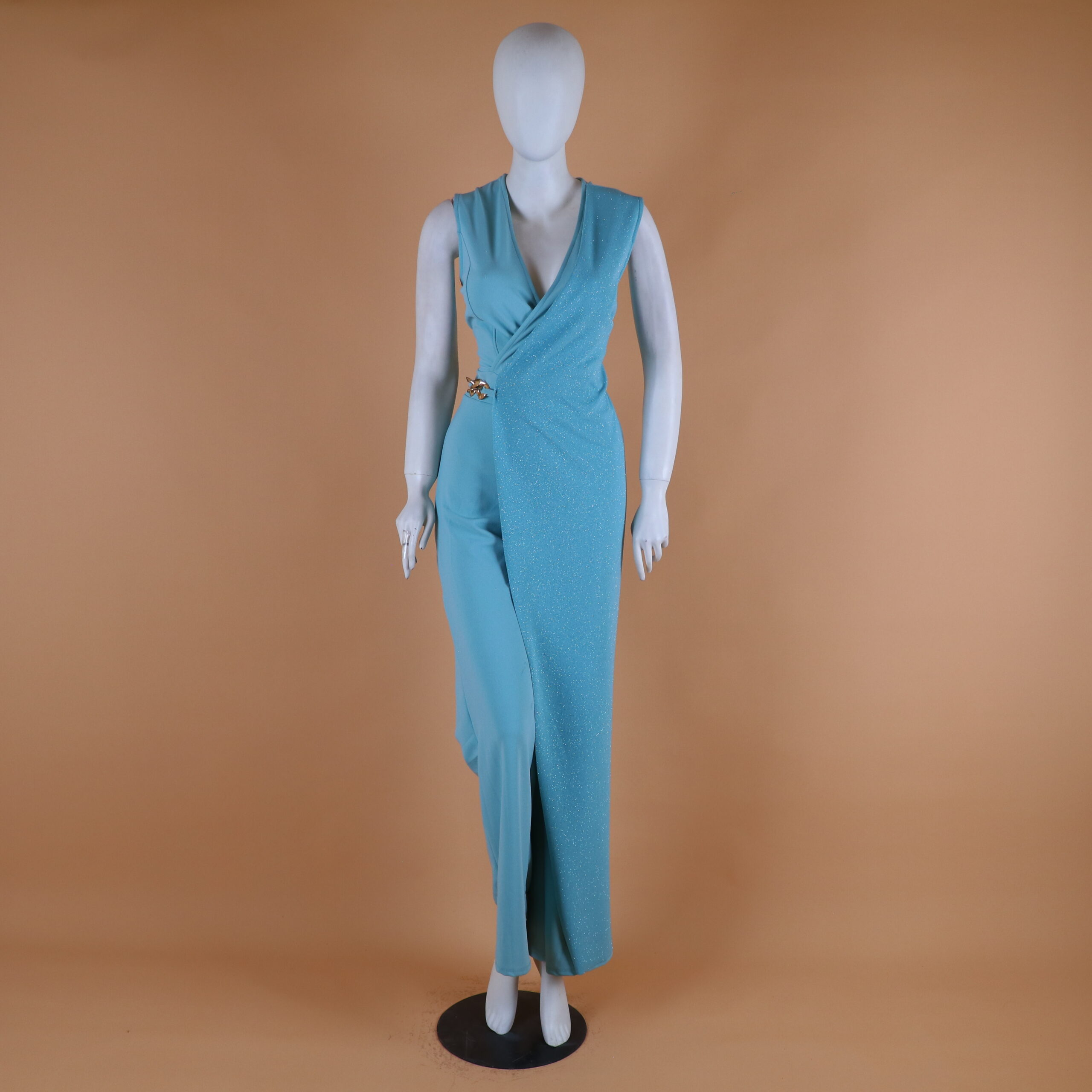 vestido tela scuba con cadena que sostiene la tela brillante color verde cemento - Priscilla