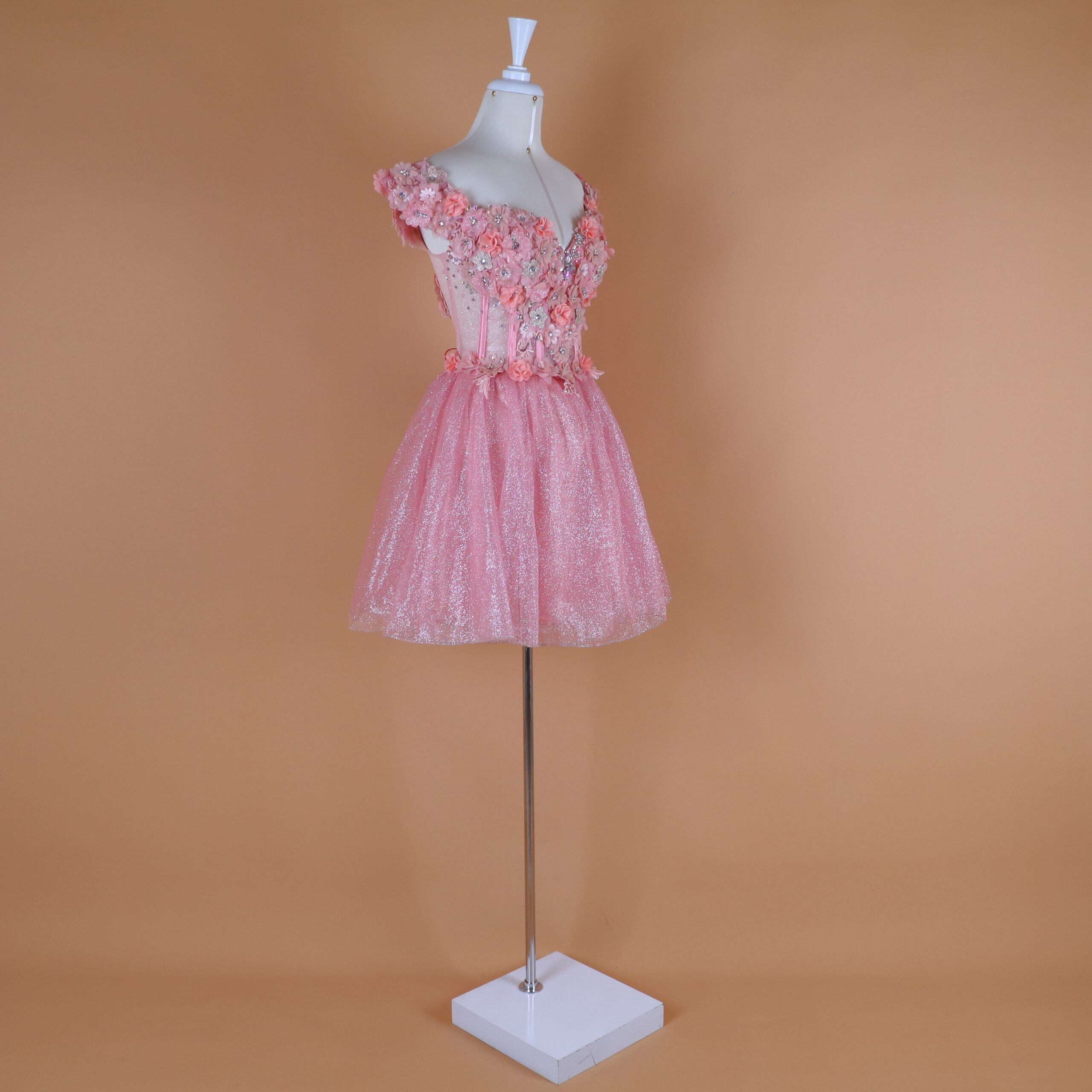 Vestido tela glitter escarchada con pedreria y cristaleria color rosa golf - Ivana 2