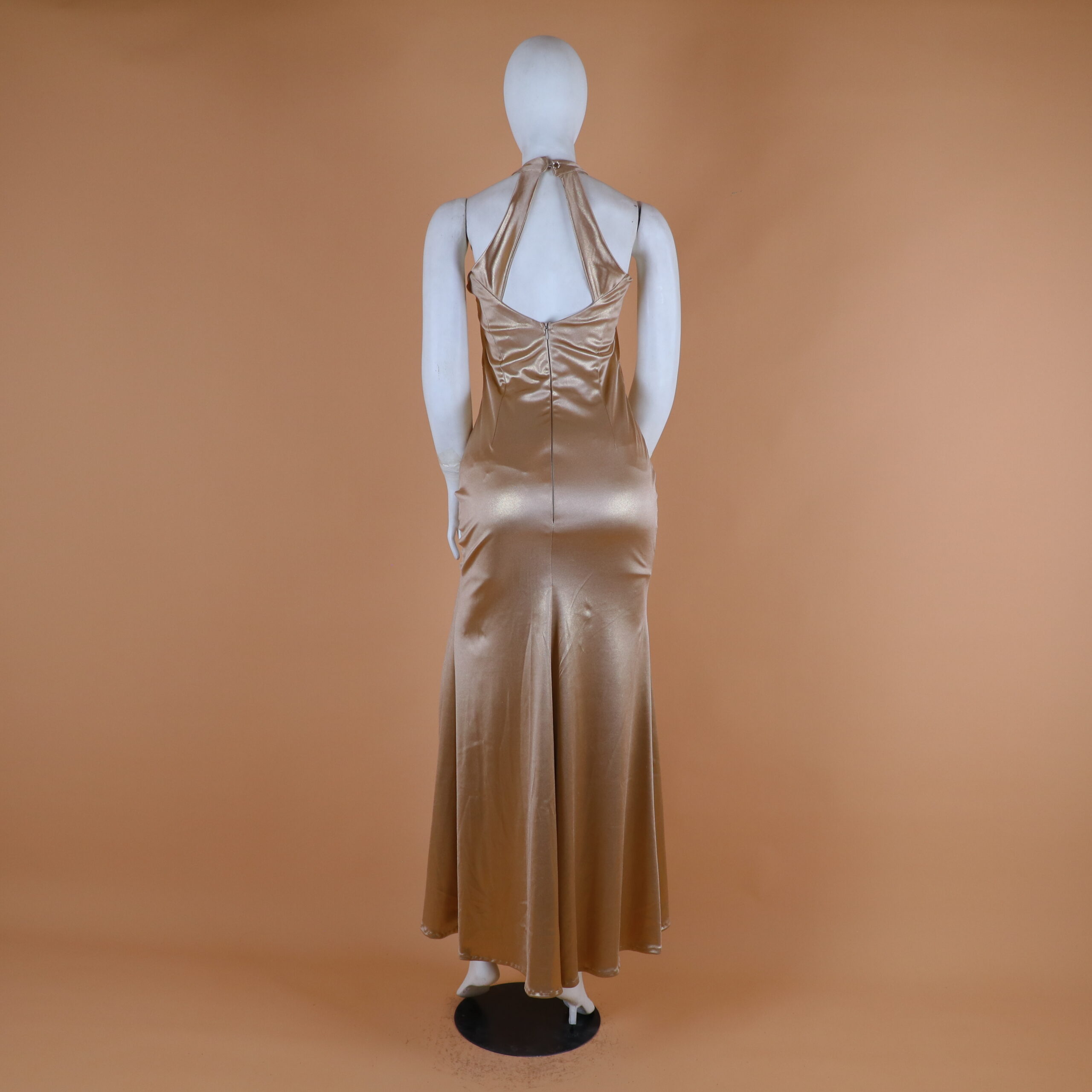 Vestido tela satén licrada con cierre y boton color dorado - Cayetana Vestido tela satén licrada con cierre y boton color dorado - Cayetana