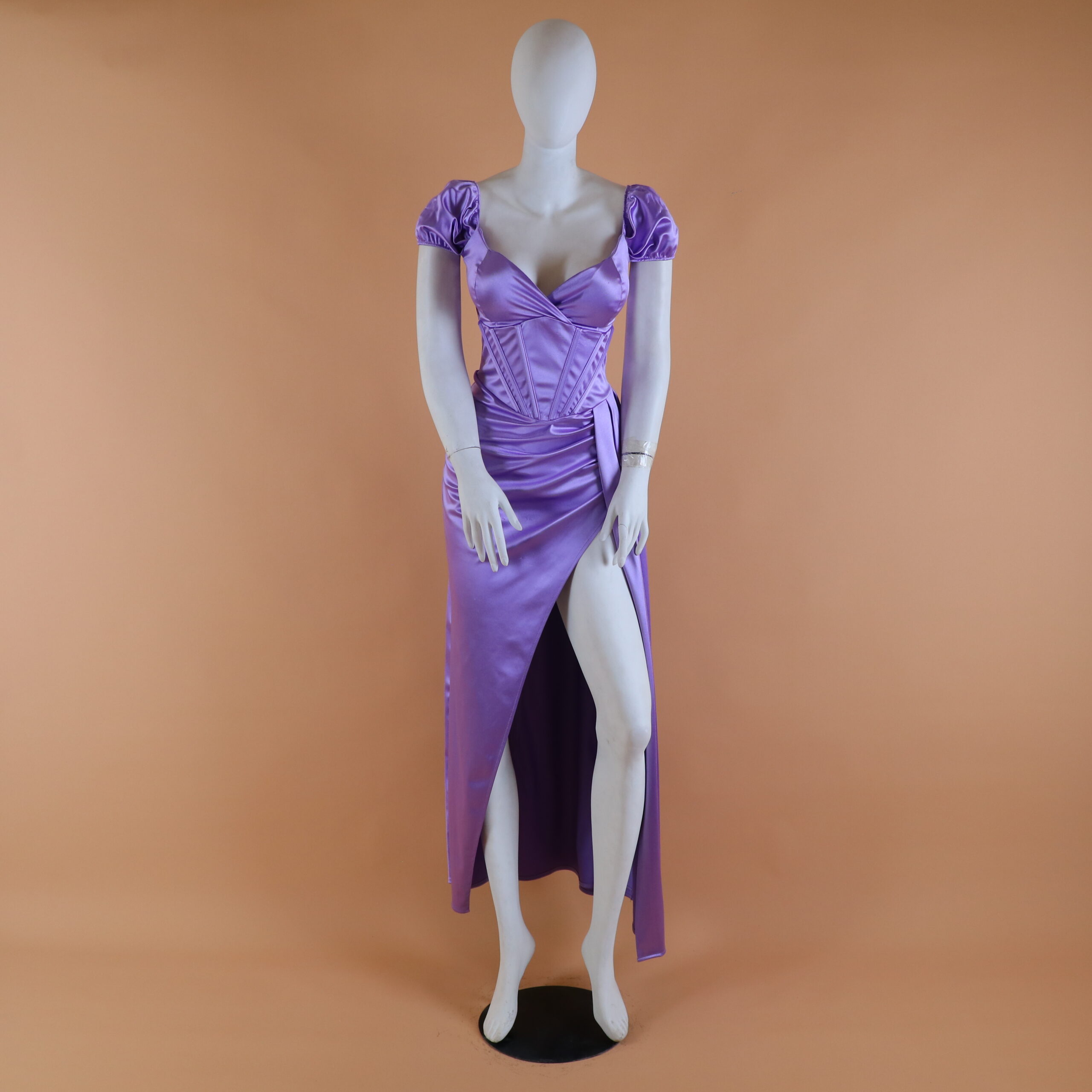 Vestido tela saten mangas abullonadas color lila - Brithanny