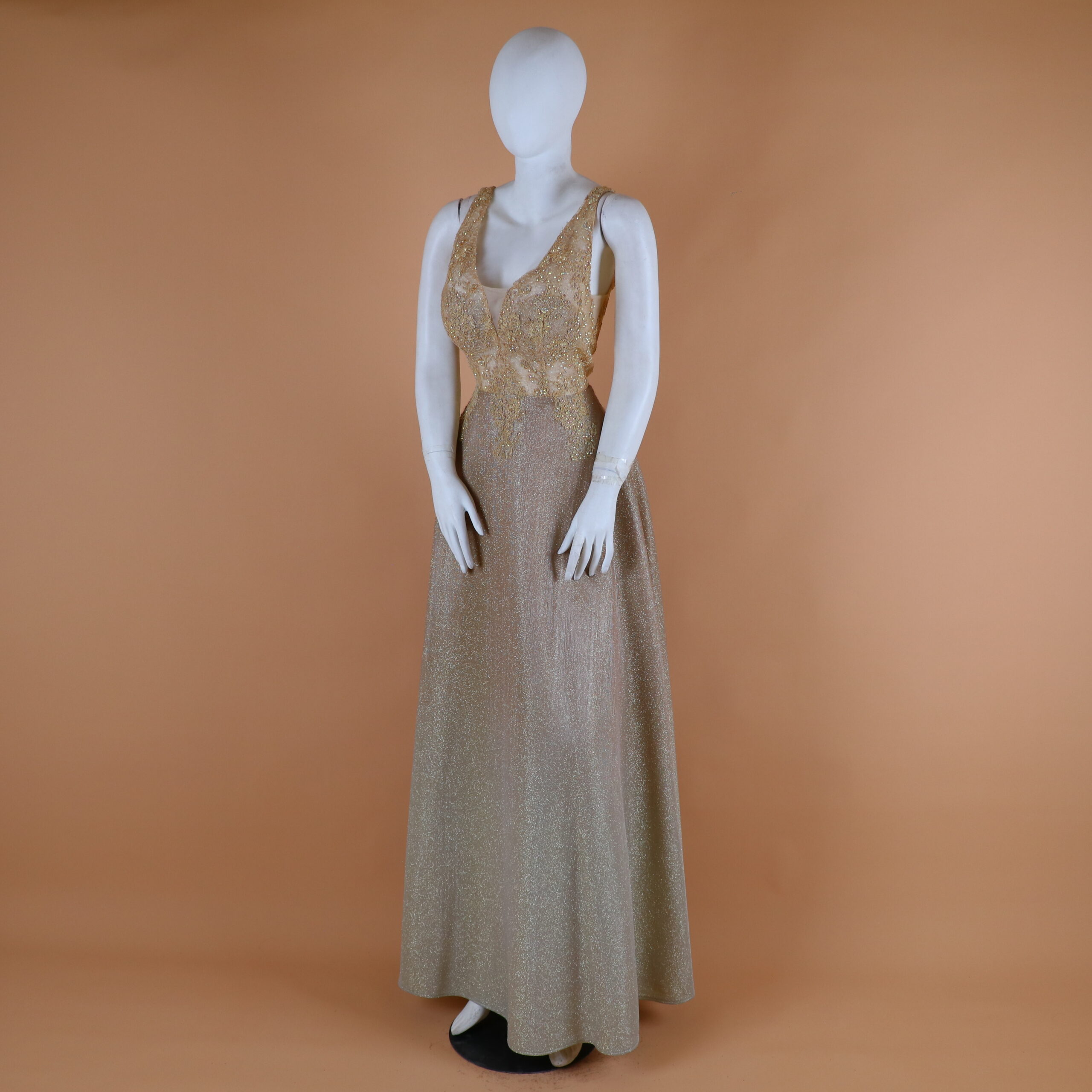 Vestido tela tornasolada encajes y cristaleria color dorado - Karli Vestido tela tornasolada encajes y cristaleria color dorado - Karli