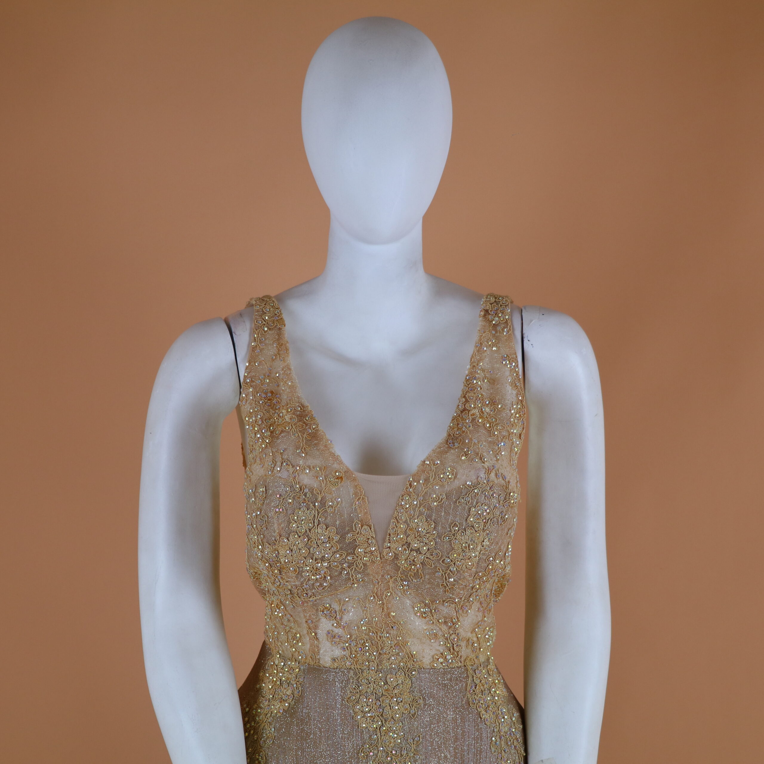 Vestido tela tornasolada escote pico color dorado - Karli Vestido tela tornasolada escote pico color dorado - Karli