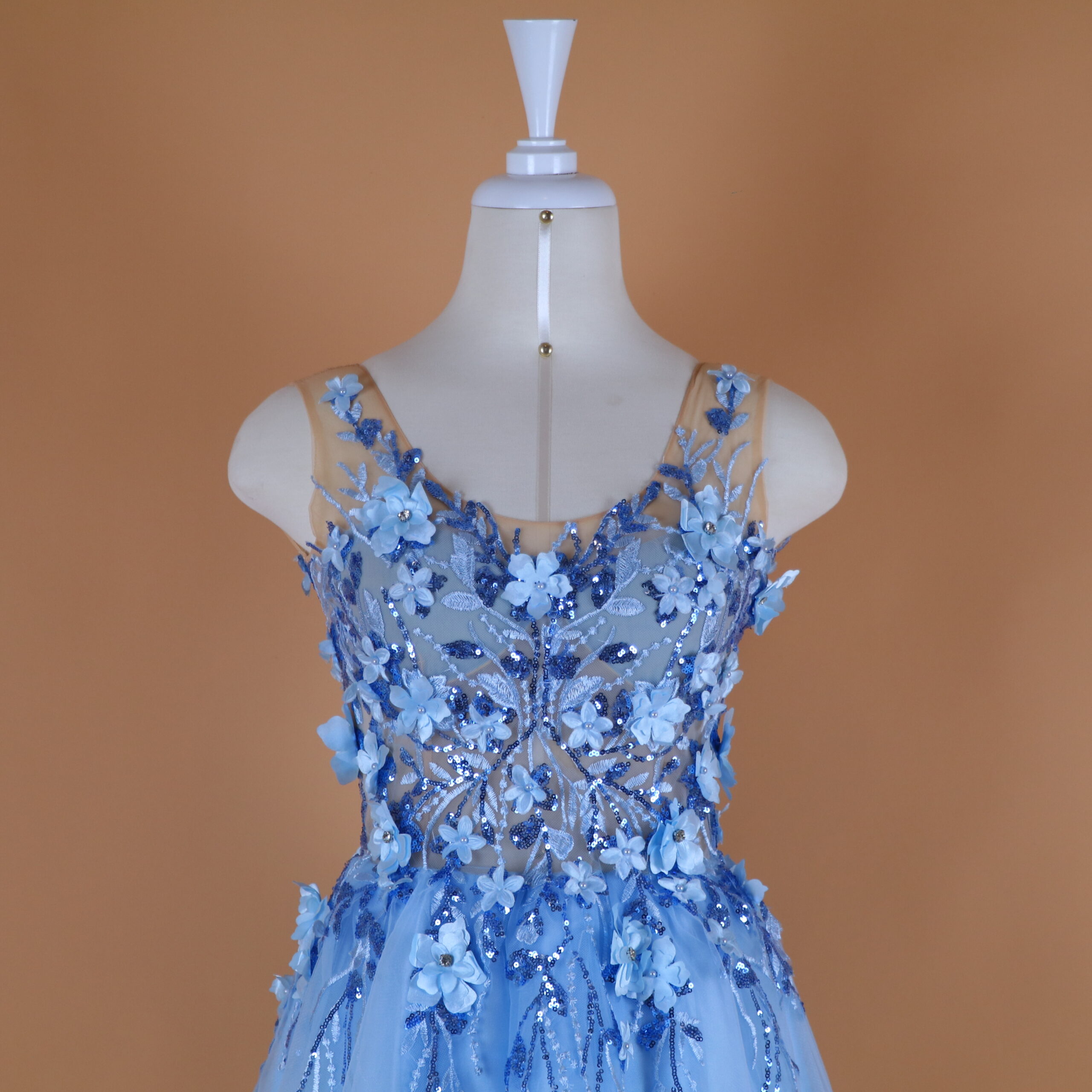 Vestido tela tul americana, tul ilusion, tela power escote redondo color celeste - Shantal