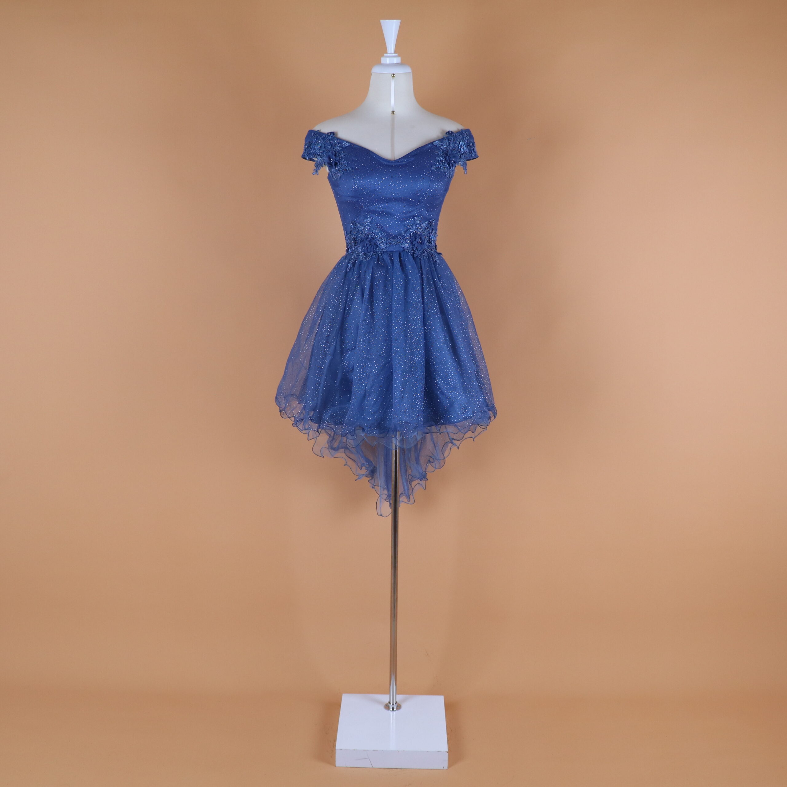 Vestido tela tul glitter con encajes 3d escote bardot caida campana con cola de pato color azul acero - Leslie