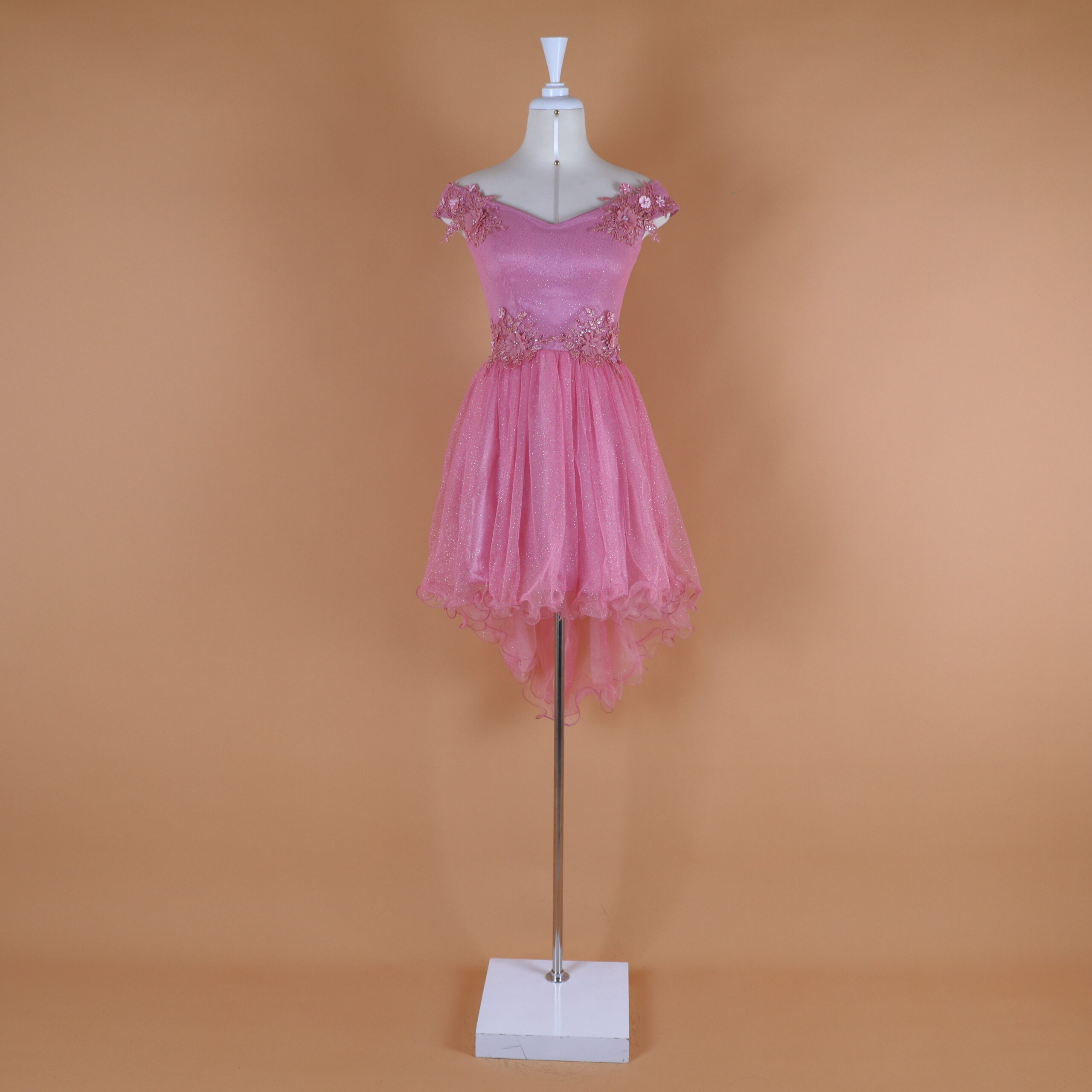 Vestido tela tul glitter con encajes 3d escote bardot caida campana con cola de pato color palo rosa - Leslie 2
