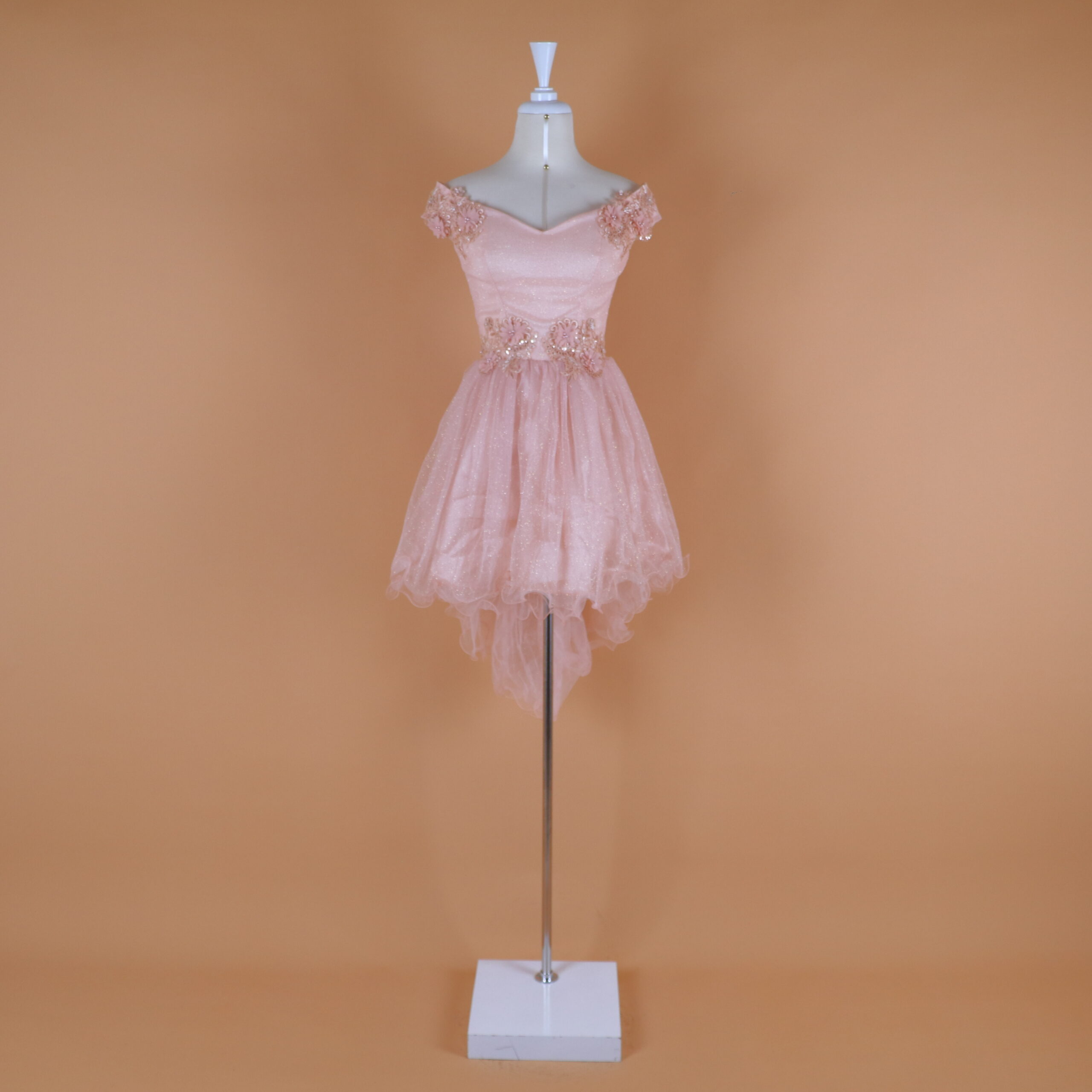Vestido tela tul glitter con encajes 3d escote bardot caida campana con cola de pato color rosa nude - Leslie 2