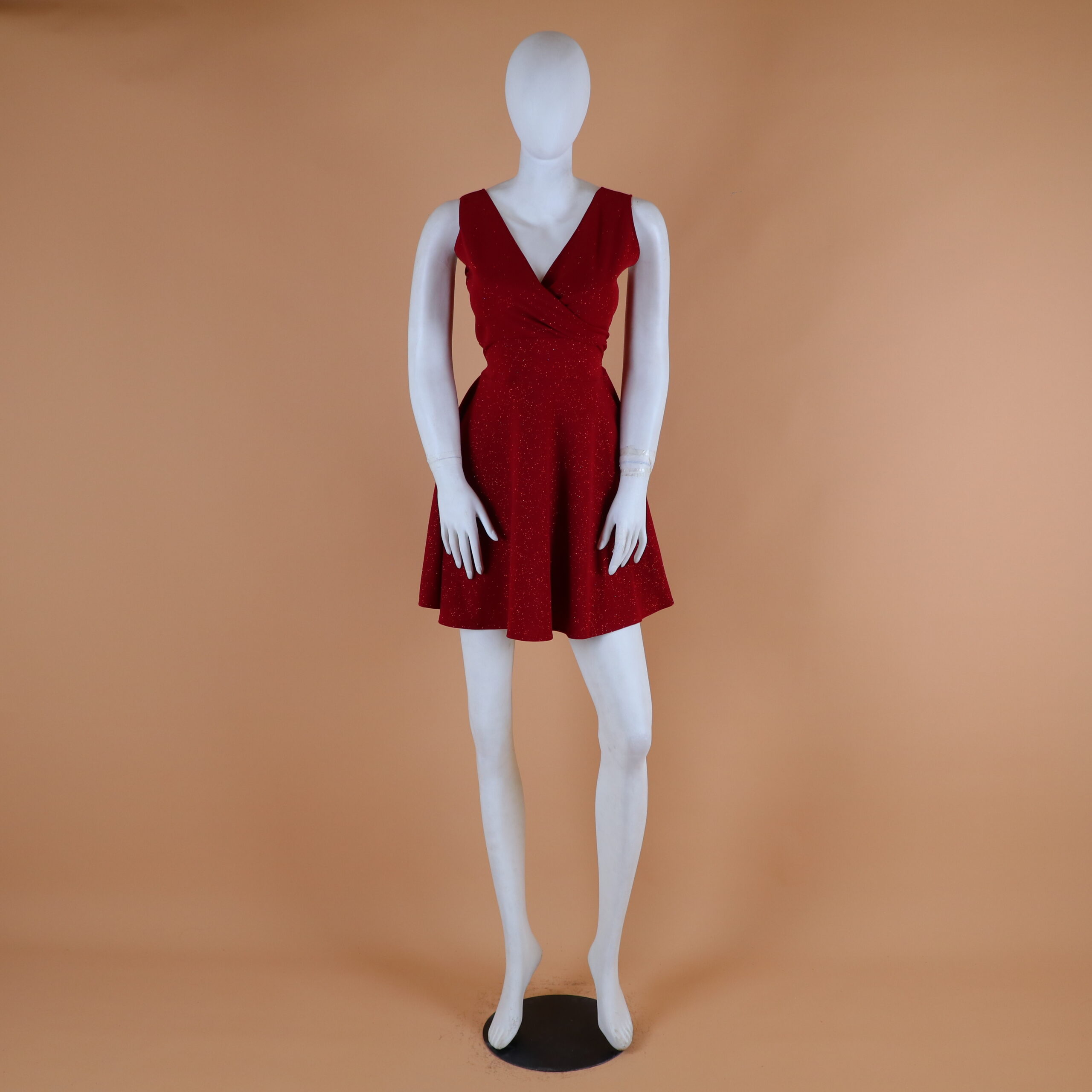 vestido corto en tela scuba escarchada color vino - Carolay