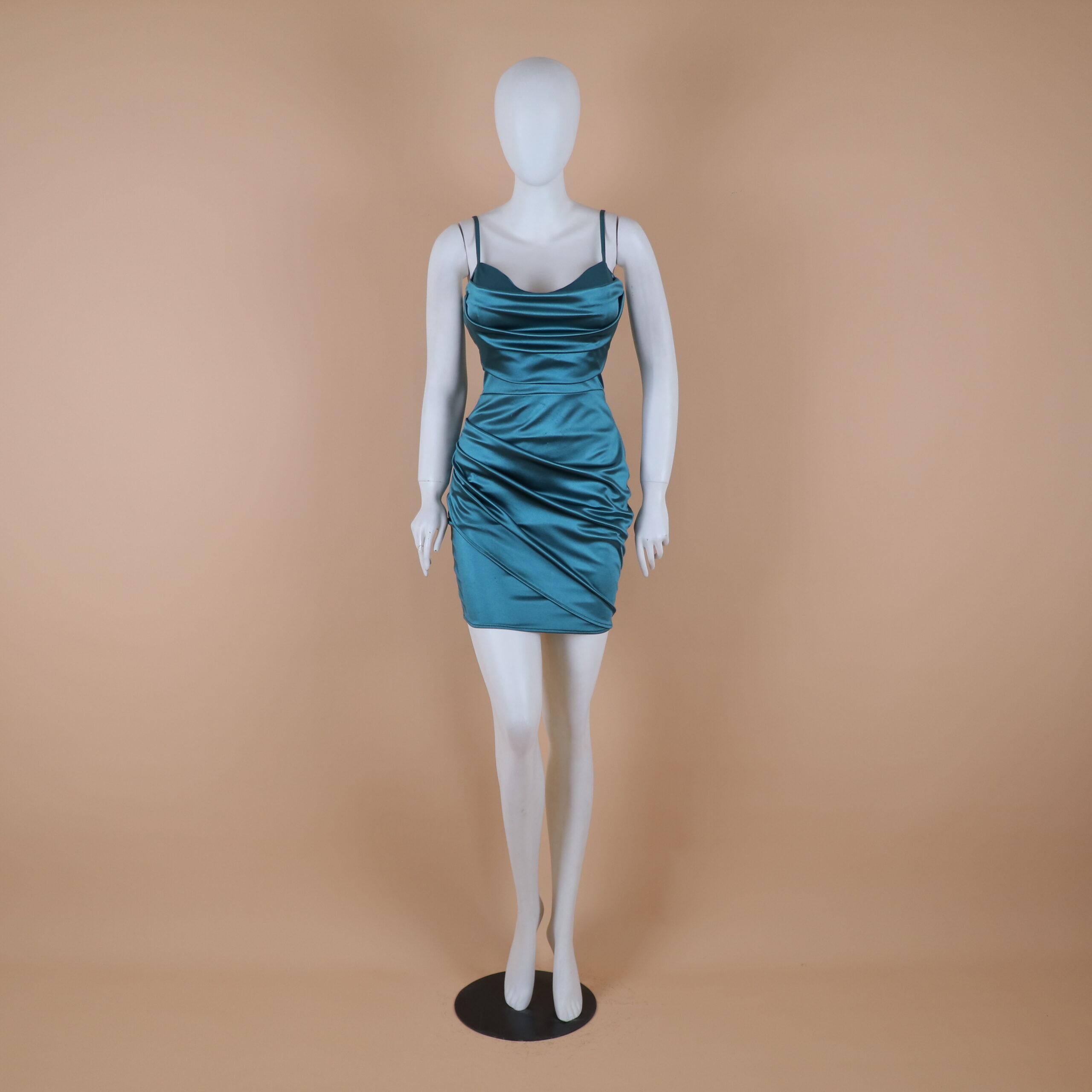 vestido tela saten corte sirena color verde botella - Alani