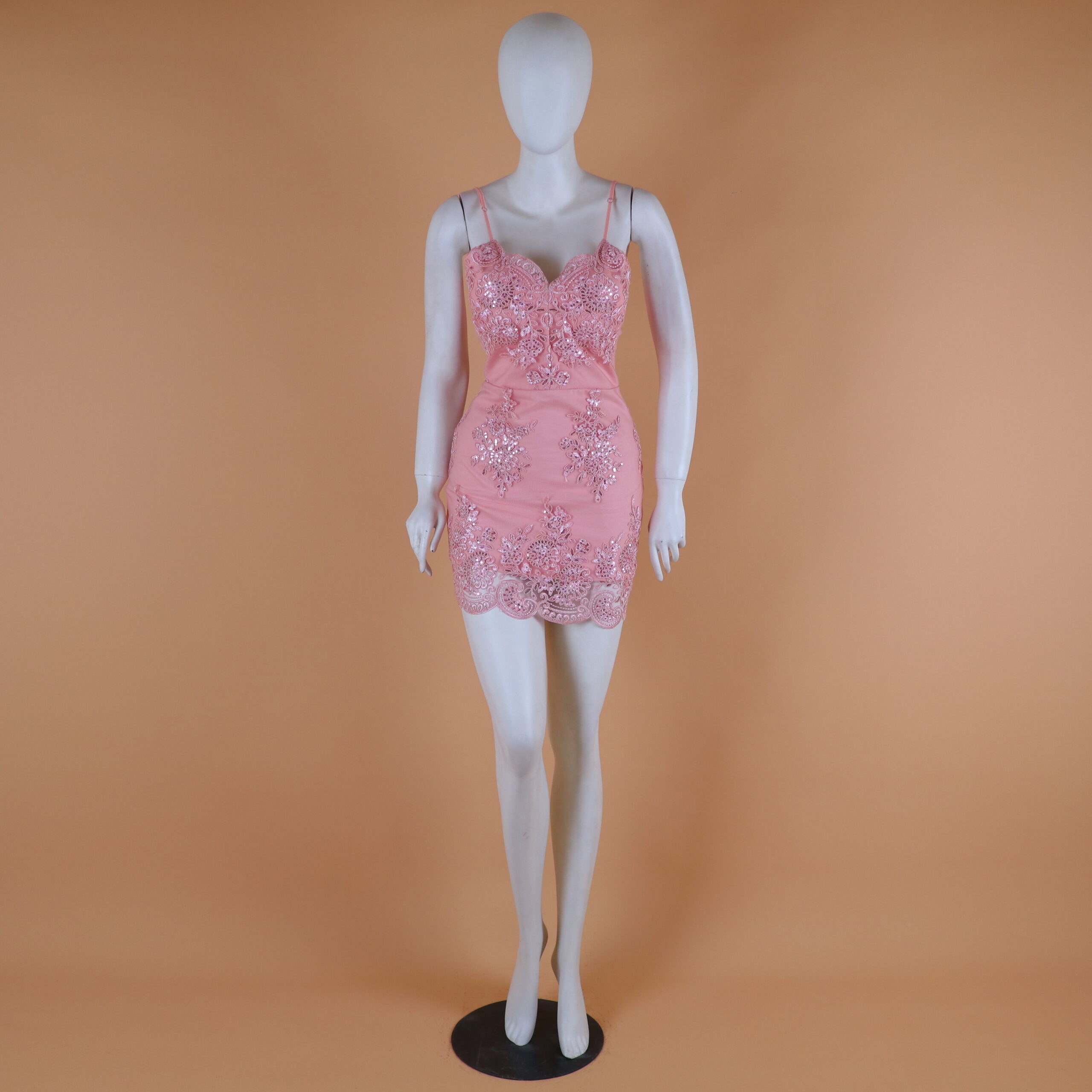 vestido tela scuba licrado con encajes corte recto escote v neck color melón - Paloma 2