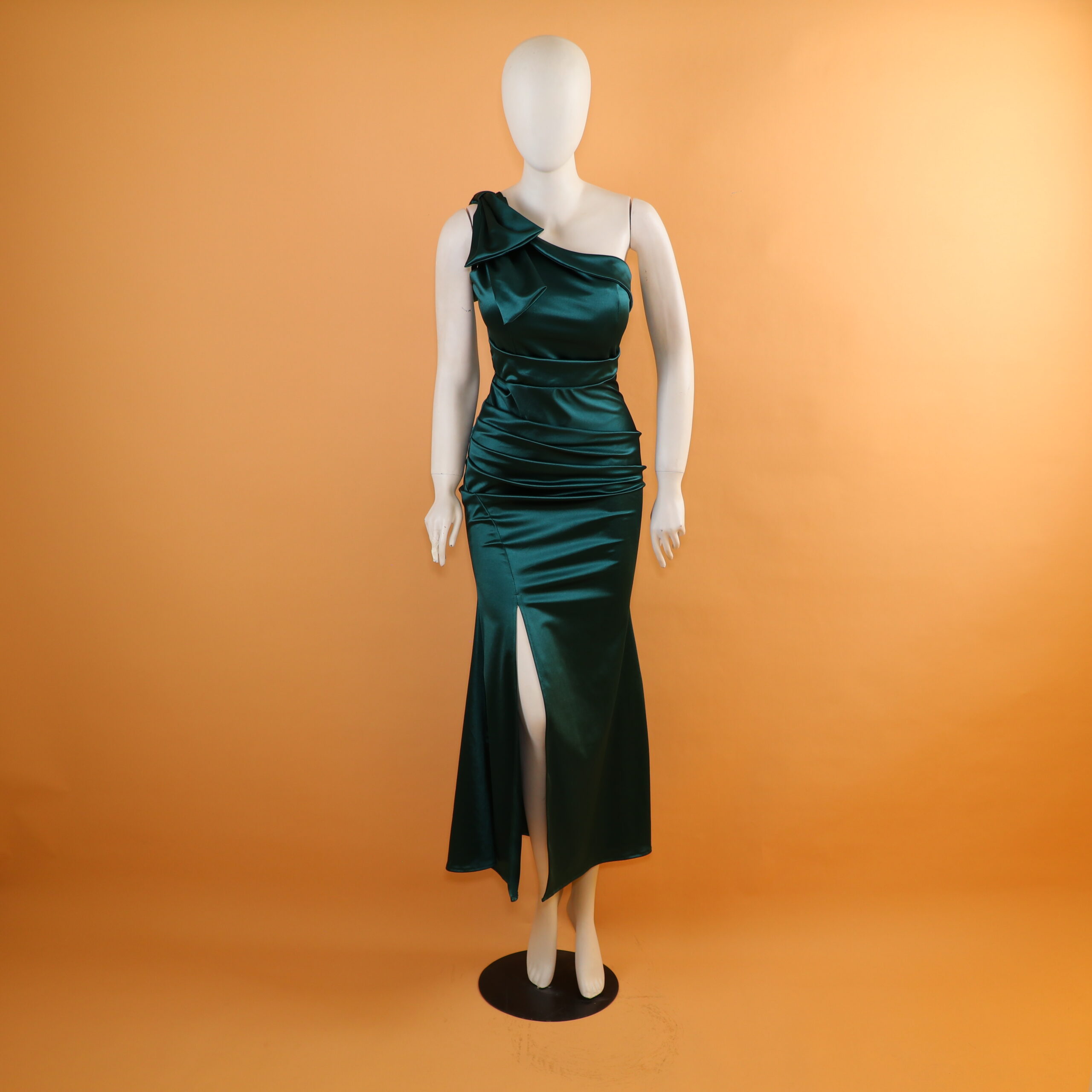 Vestido hombro con moño y lazo color verde botella - Lizel