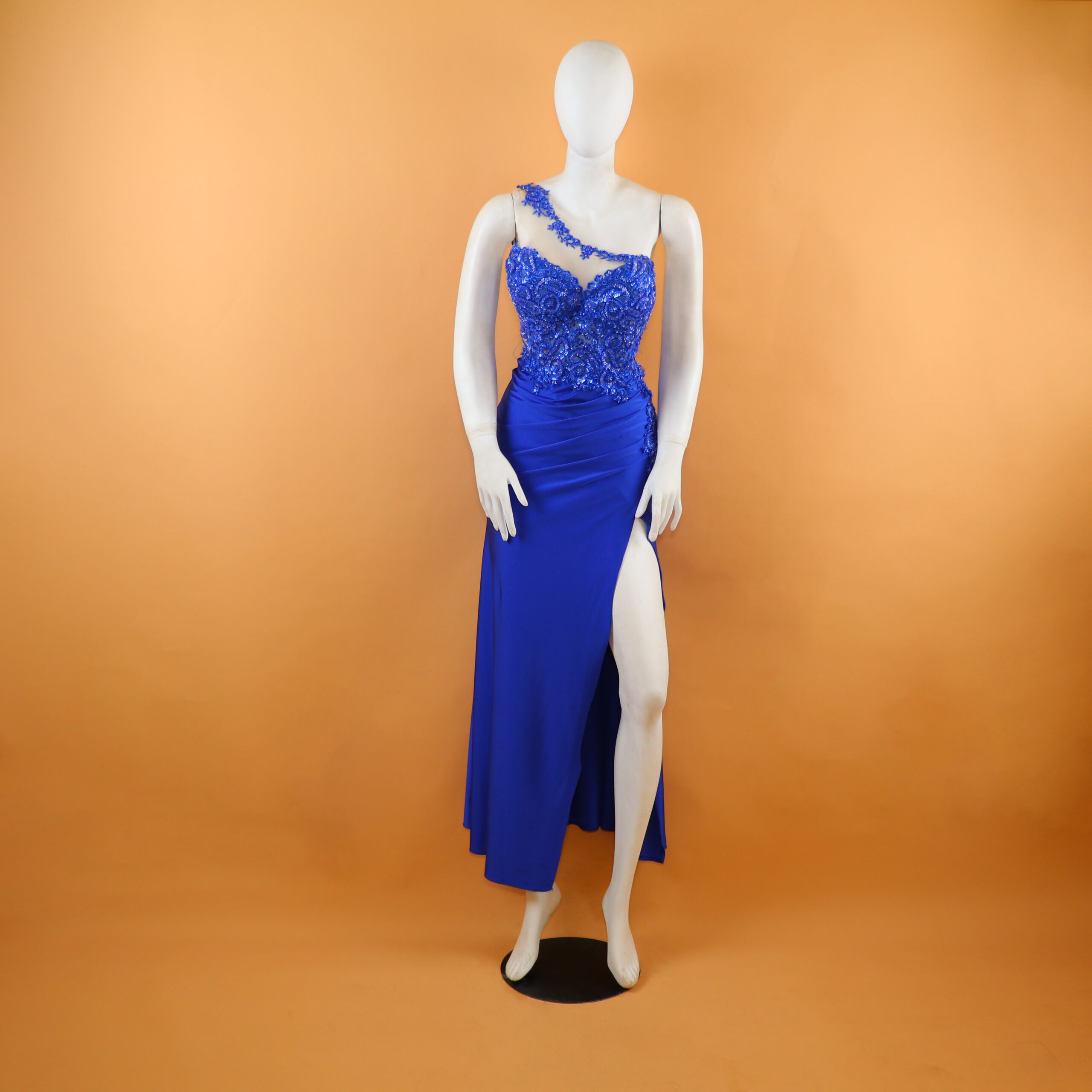 Vestido largo con aplicaciones de pedreria color azul electrico - Cristina