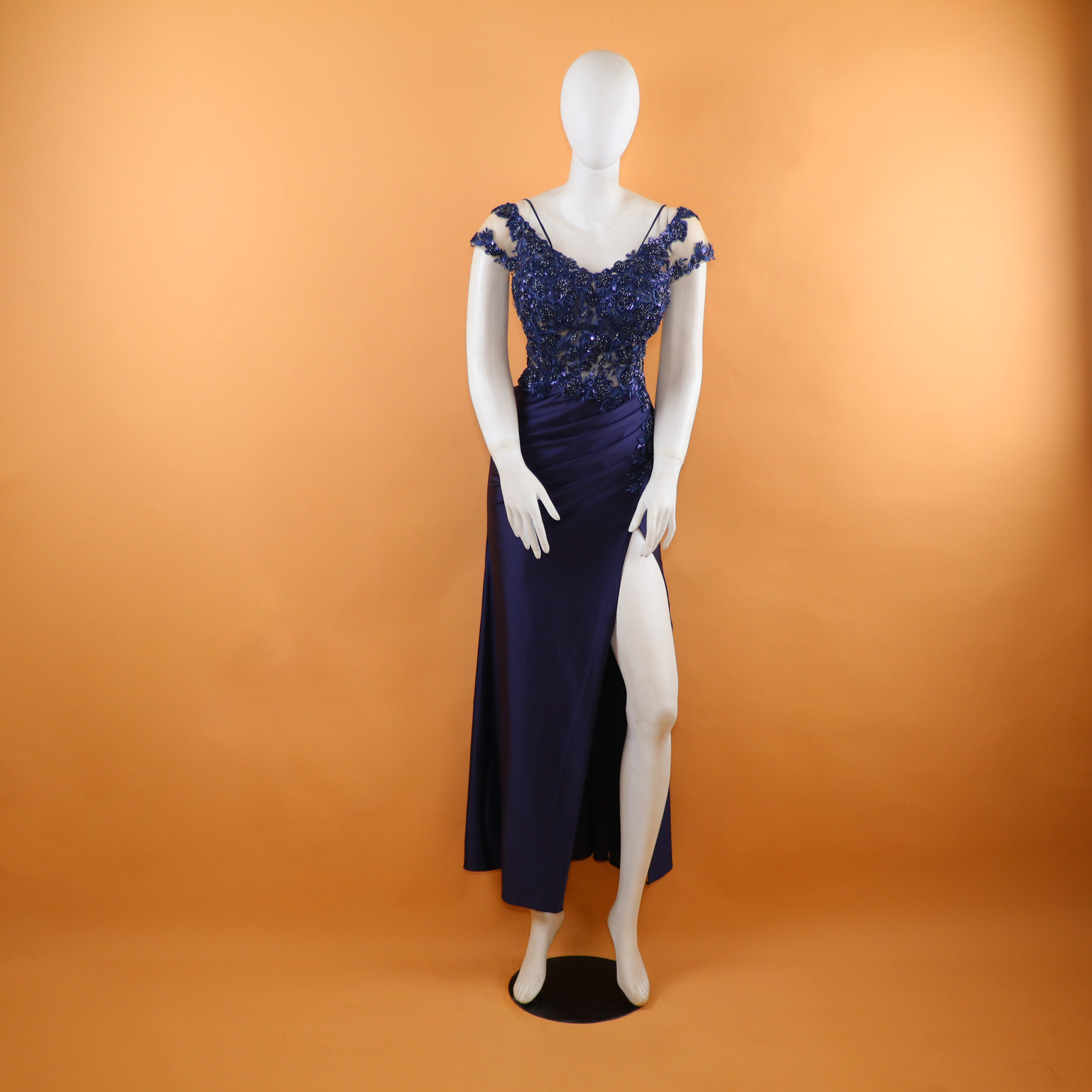 Vestido tela saten seda cintura drapeada color azul noche - Keysi