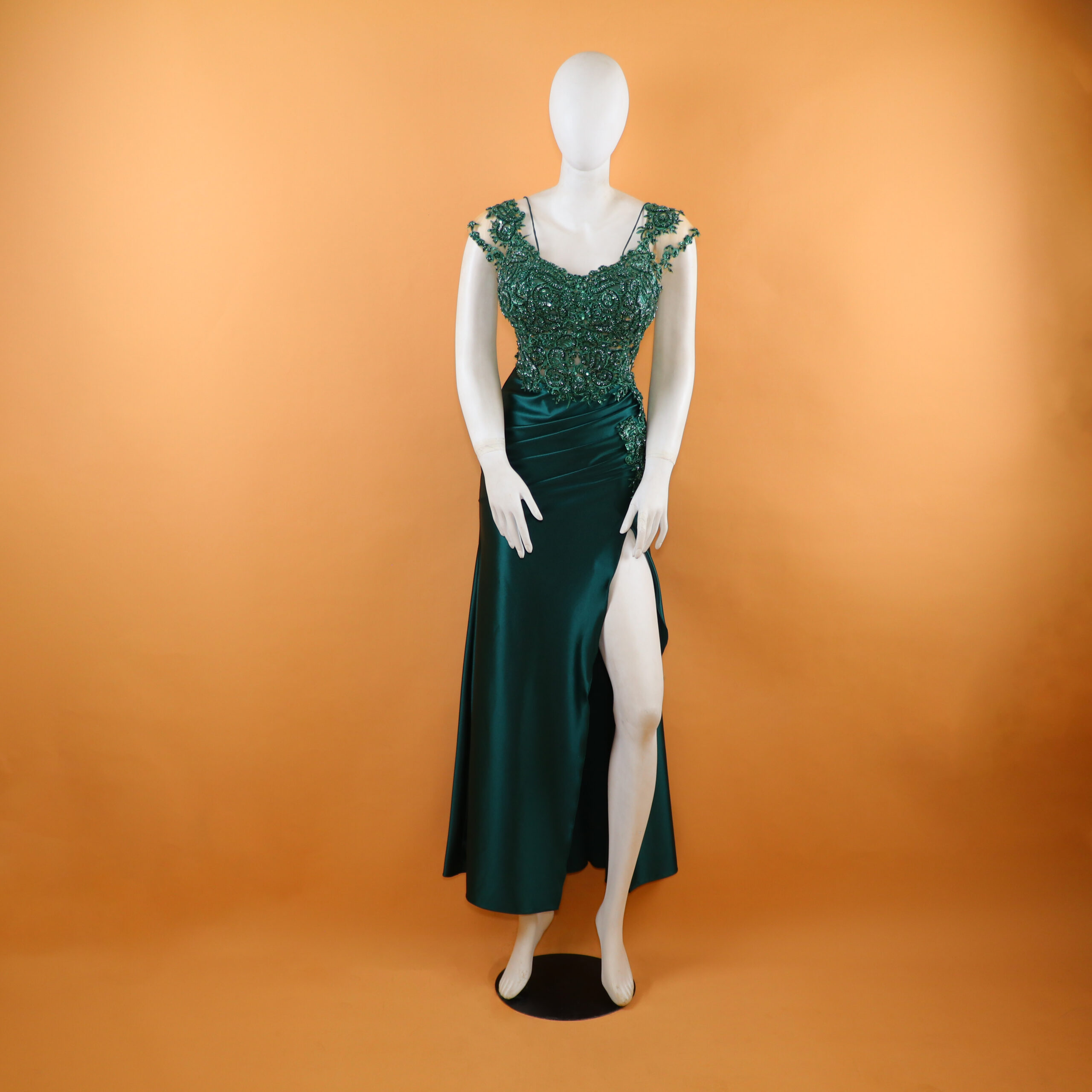 Vestido tela saten seda cintura drapeada color verde botella - Keysi