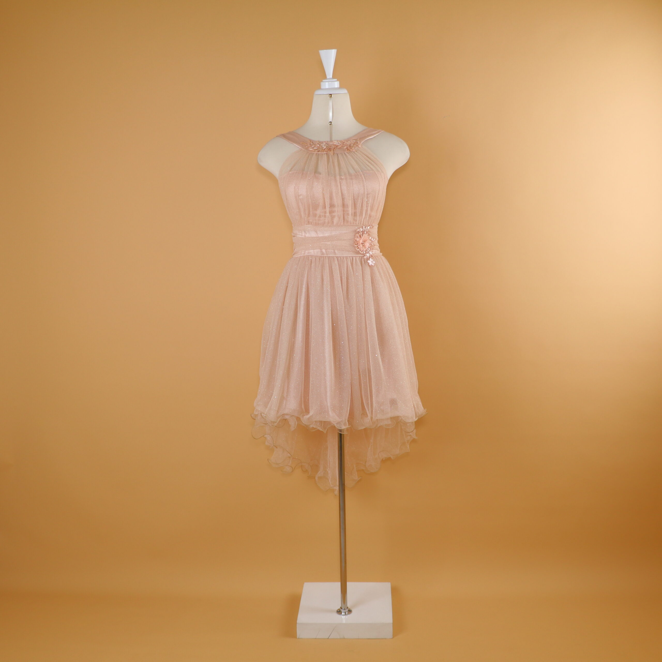 Vestido corto tela tul gliter saten y encajes 3d color rosa nude - Yusbely
