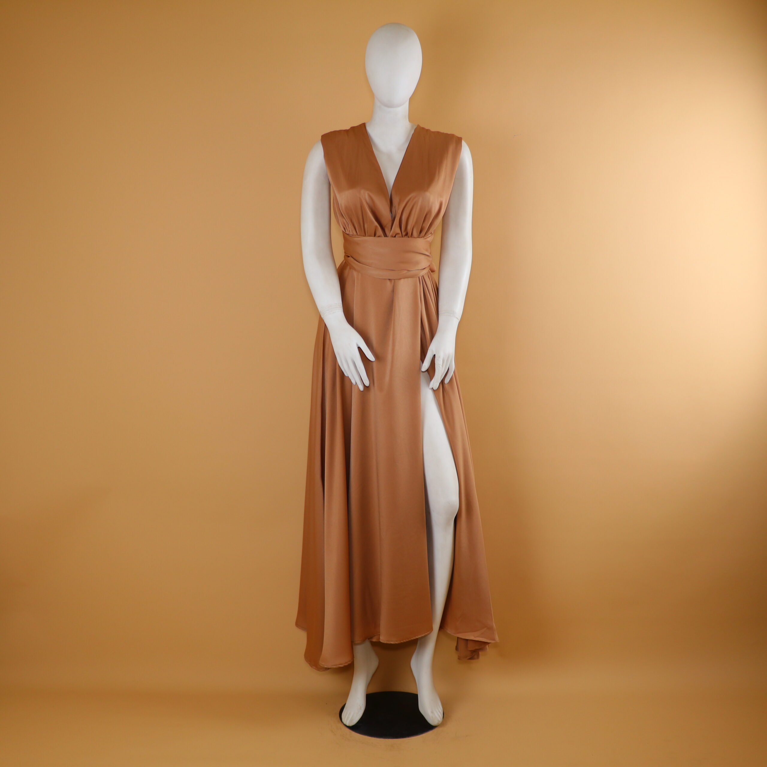 Vestido en tela seda caida acampanada color dorado - Fabiola