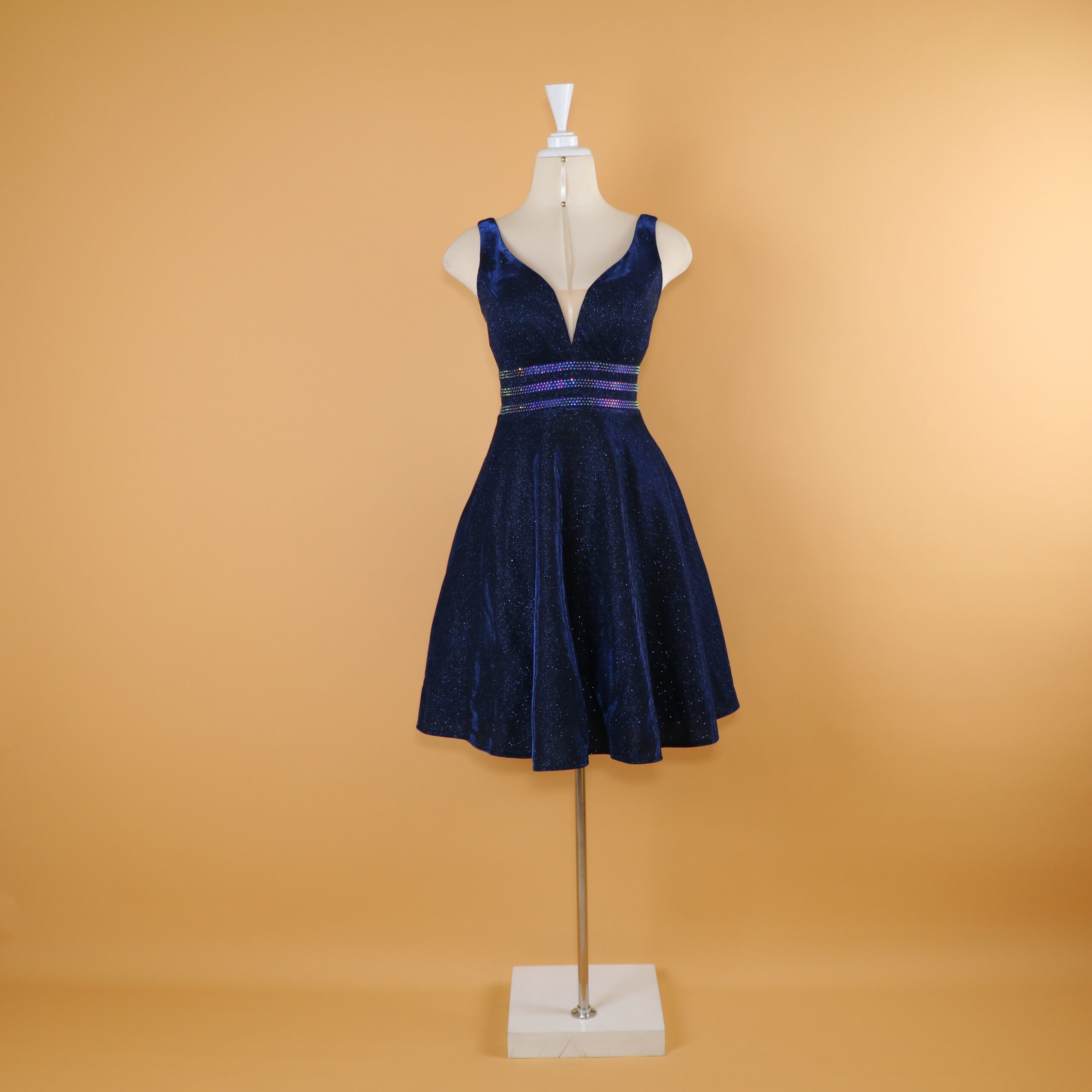 Vestido tela escarchada encajes 3d y pedrería corte campana color azul noche - Keila