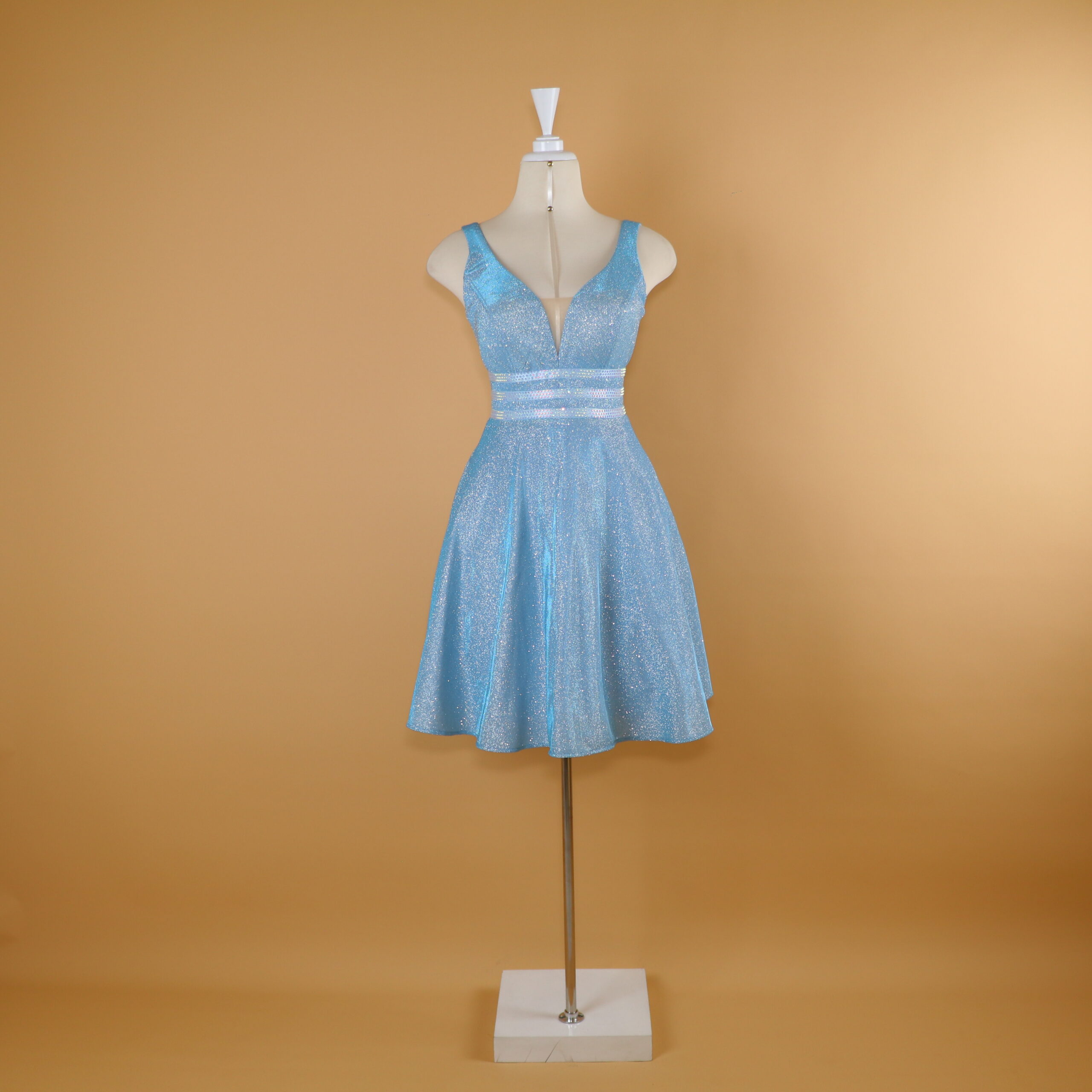 Vestido tela escarchada encajes 3d y pedrería corte campana color celeste - Keila