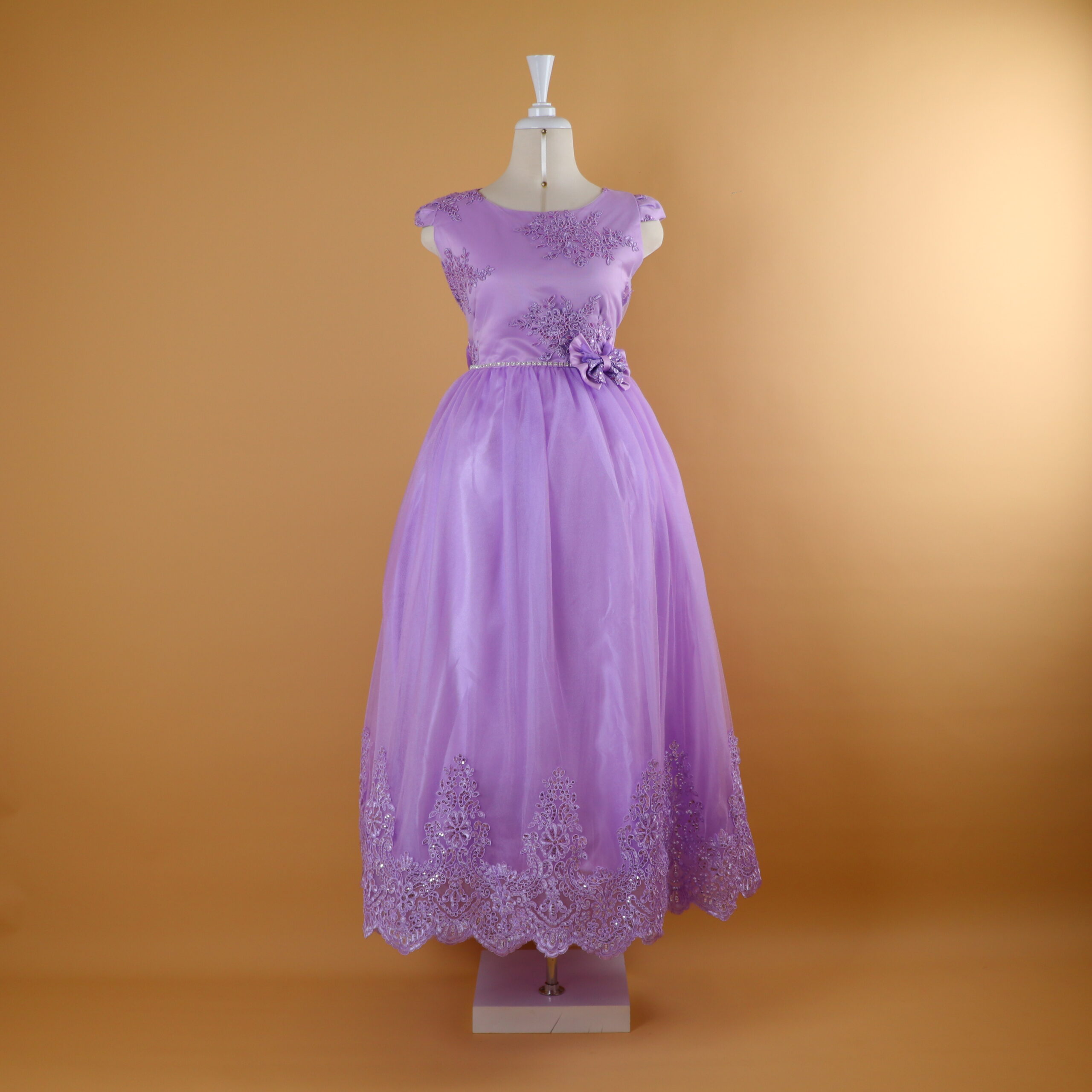 vestido para compromisos niñas color lila encajes pedrería y lazo - Sandra