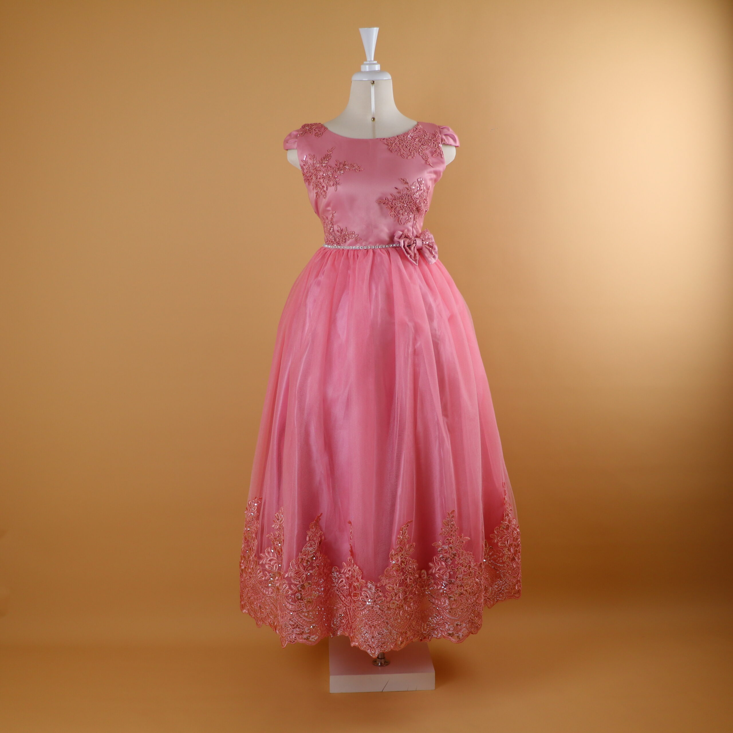 vestido para compromisos niñas color palo rosa encajes pedrería y lazo - Sandra