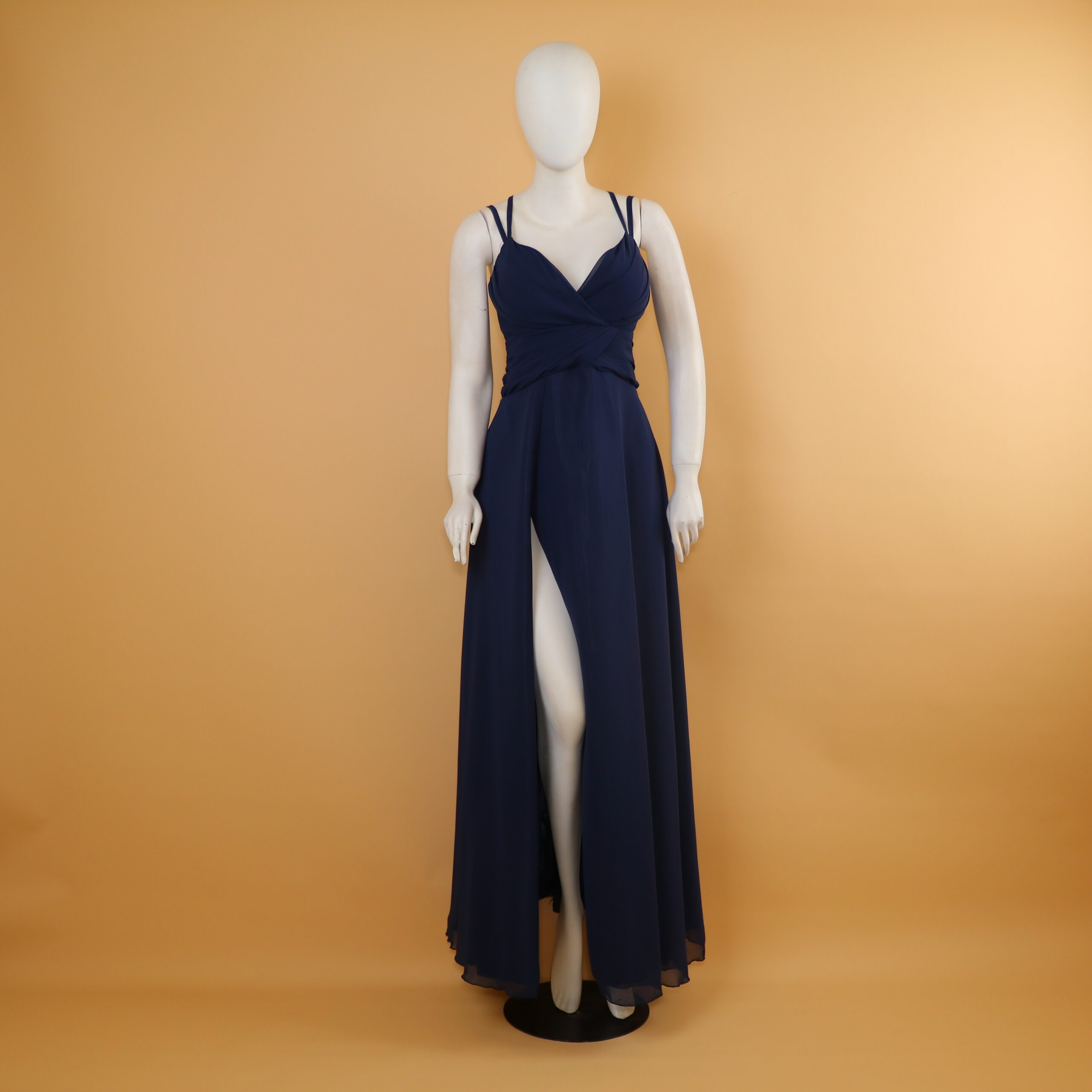 vestido tela gasa con pecho drapeado color azul noche - Mafer