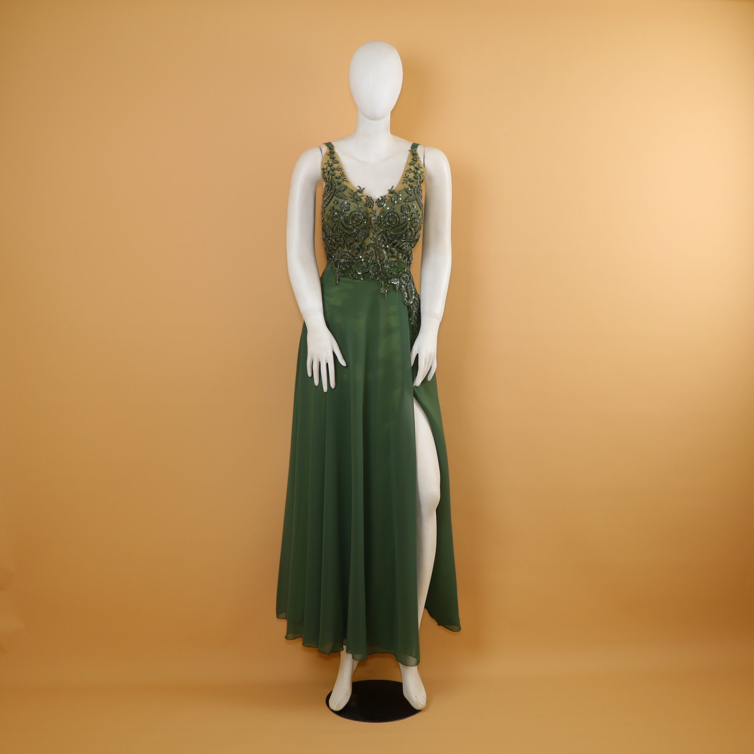 vestido tela gasa corpiño con bruselas en pedreria color verde olivo - Sarai vestido tela gasa corpiño con bruselas en pedreria color verde olivo - Sarai