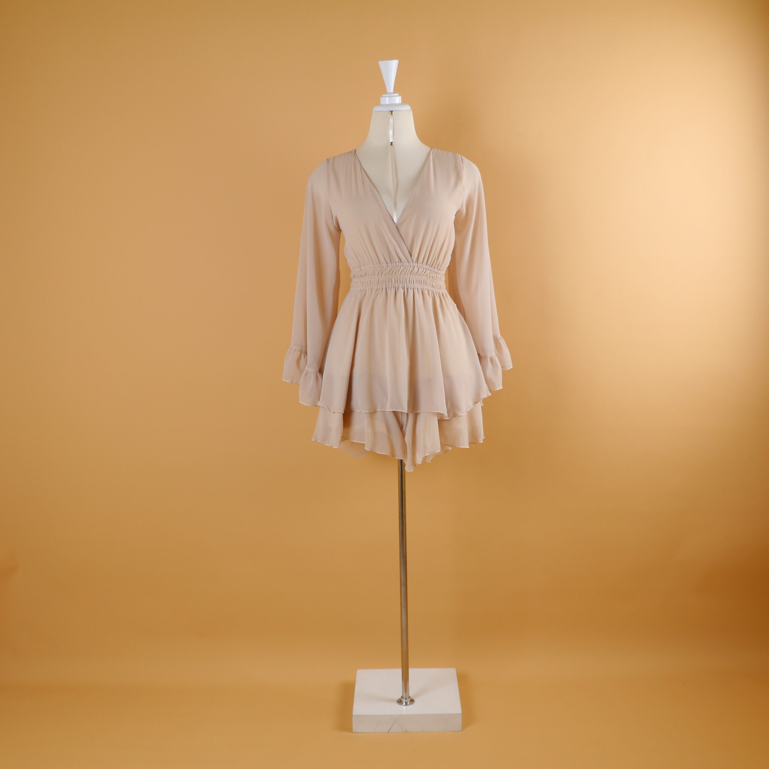 vestido tela gasa tipo short color nude - Brisney