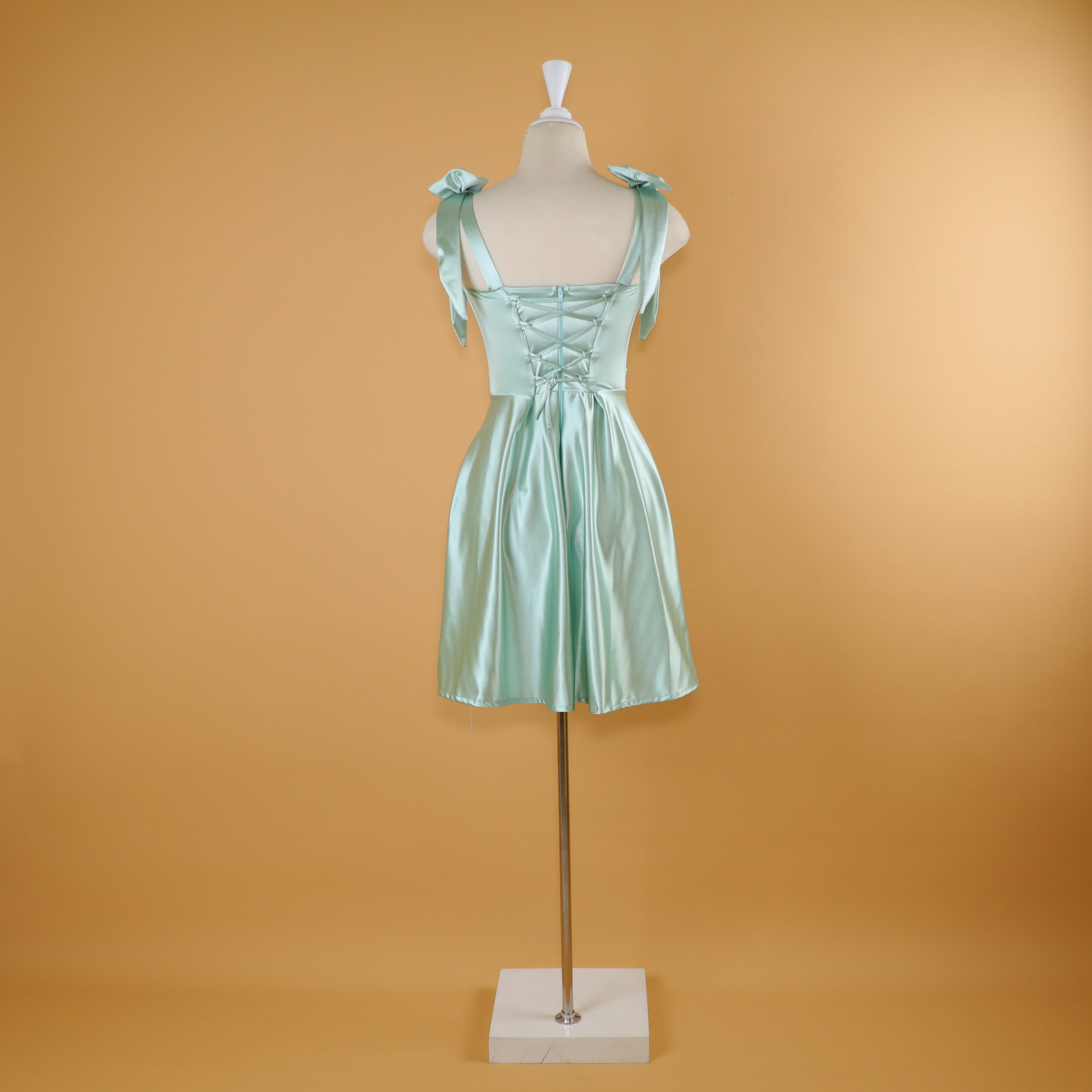 vestido tela saten con cierre y corset color verde olivo - Tiana vestido tela saten con cierre y corset color verde olivo - Tiana