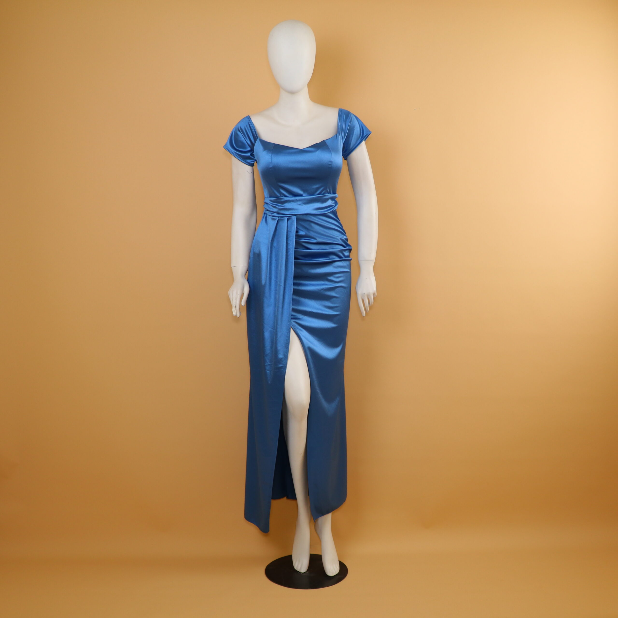 vestido tela saten con cintura y cadera drapeada color azul acero - Anni