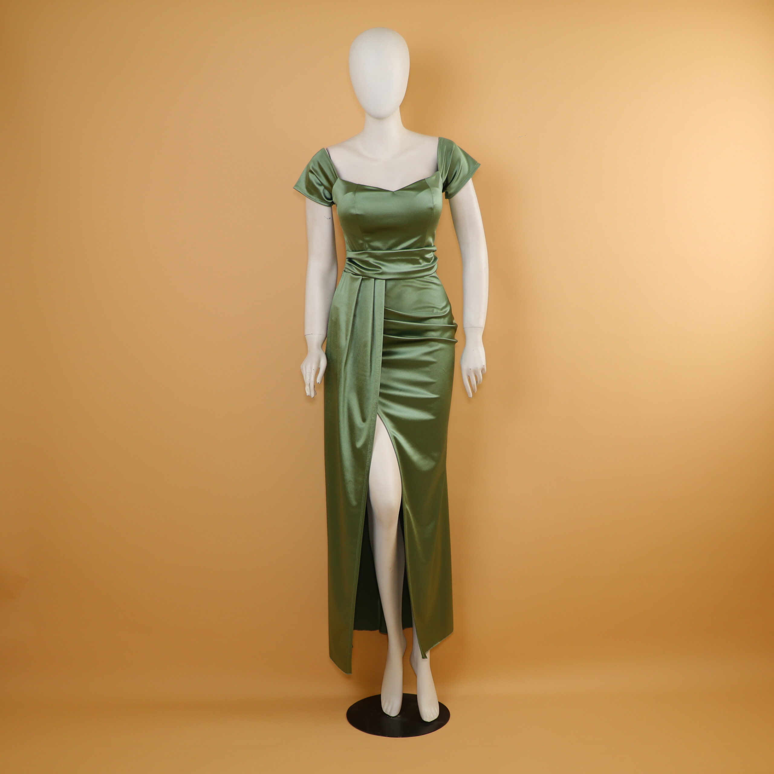 vestido tela saten con cintura y cadera drapeada color verde olivo - Anni